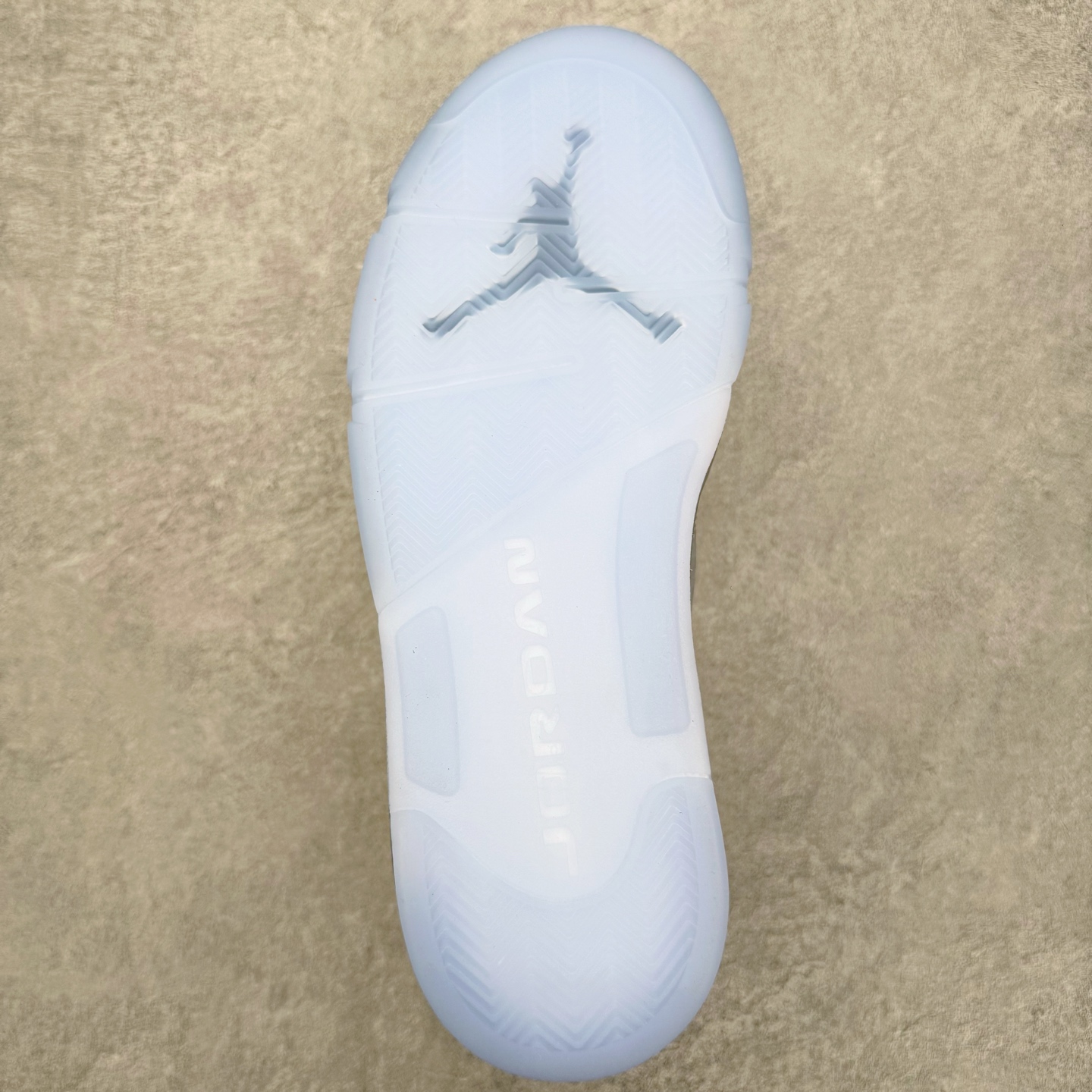 图片[9]-＃Ljr特供 Air Jordan AJ5 OG 狼灰 DD0587-002 全新改良批次 圈内最强倒钩系列 恪守真诚 承诺混一赔十 高端零售裸鞋圈特供批次 SZ原厂全套原楦原纸板冲刀磨具开发 原厂皮料加持 原厂港宝加持定型后跟R度完美 同源原厂电绣 飞翼针数密度立体效果一致 百分百一致原鞋 原厂拉帮工艺 针距密度一致 后跟弧度收口自然不对折 极致一眼正品既视感 进口玻璃冲刀皮料裁剪零毛边 全鞋电脑针车工艺 品控清洁度最高QC检验标准 免检产品 原厂订购鞋盒、鞋标、防尘纸、鞋撑、鞋带 追求极致的原厂味道 尺码：40.5 41 42 42.5 43 44 44.5 45 45.5 46 47.5 48.5-选品中心