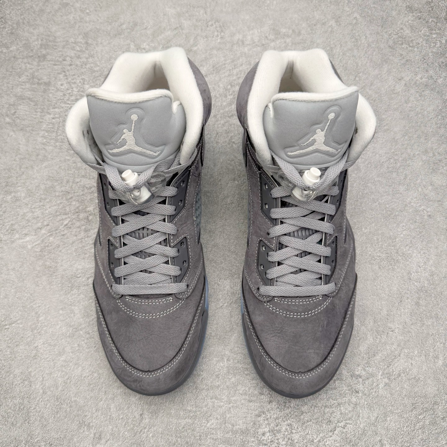 图片[2]-＃Ljr特供 Air Jordan AJ5 OG 狼灰 DD0587-002 全新改良批次 圈内最强倒钩系列 恪守真诚 承诺混一赔十 高端零售裸鞋圈特供批次 SZ原厂全套原楦原纸板冲刀磨具开发 原厂皮料加持 原厂港宝加持定型后跟R度完美 同源原厂电绣 飞翼针数密度立体效果一致 百分百一致原鞋 原厂拉帮工艺 针距密度一致 后跟弧度收口自然不对折 极致一眼正品既视感 进口玻璃冲刀皮料裁剪零毛边 全鞋电脑针车工艺 品控清洁度最高QC检验标准 免检产品 原厂订购鞋盒、鞋标、防尘纸、鞋撑、鞋带 追求极致的原厂味道 尺码：40.5 41 42 42.5 43 44 44.5 45 45.5 46 47.5 48.5-选品中心