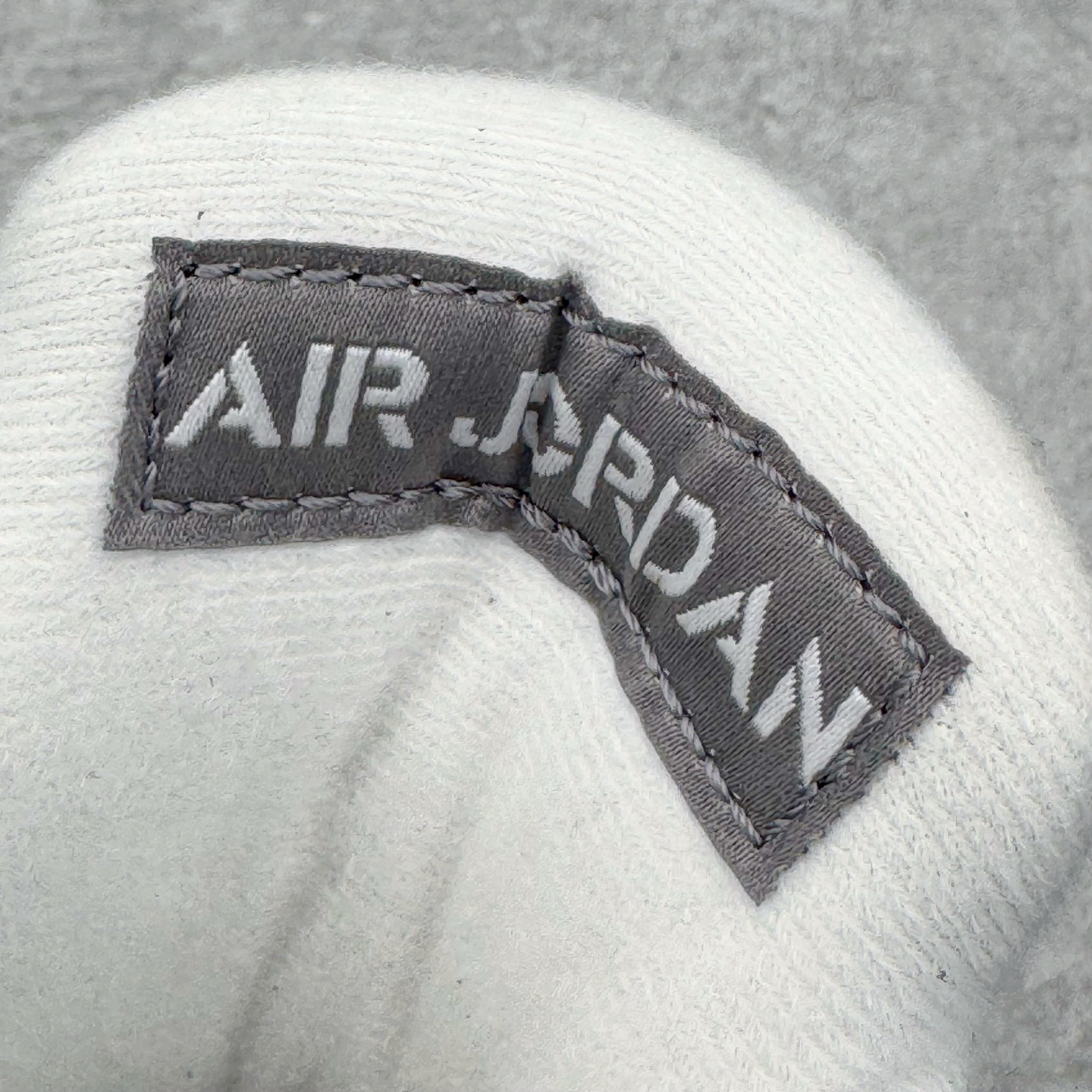 图片[12]-＃Ljr特供 Air Jordan AJ5 OG 狼灰 DD0587-002 全新改良批次 圈内最强倒钩系列 恪守真诚 承诺混一赔十 高端零售裸鞋圈特供批次 SZ原厂全套原楦原纸板冲刀磨具开发 原厂皮料加持 原厂港宝加持定型后跟R度完美 同源原厂电绣 飞翼针数密度立体效果一致 百分百一致原鞋 原厂拉帮工艺 针距密度一致 后跟弧度收口自然不对折 极致一眼正品既视感 进口玻璃冲刀皮料裁剪零毛边 全鞋电脑针车工艺 品控清洁度最高QC检验标准 免检产品 原厂订购鞋盒、鞋标、防尘纸、鞋撑、鞋带 追求极致的原厂味道 尺码：40.5 41 42 42.5 43 44 44.5 45 45.5 46 47.5 48.5-选品中心