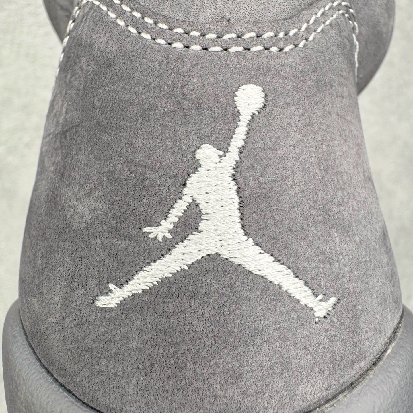 图片[13]-＃Ljr特供 Air Jordan AJ5 OG 狼灰 DD0587-002 全新改良批次 圈内最强倒钩系列 恪守真诚 承诺混一赔十 高端零售裸鞋圈特供批次 SZ原厂全套原楦原纸板冲刀磨具开发 原厂皮料加持 原厂港宝加持定型后跟R度完美 同源原厂电绣 飞翼针数密度立体效果一致 百分百一致原鞋 原厂拉帮工艺 针距密度一致 后跟弧度收口自然不对折 极致一眼正品既视感 进口玻璃冲刀皮料裁剪零毛边 全鞋电脑针车工艺 品控清洁度最高QC检验标准 免检产品 原厂订购鞋盒、鞋标、防尘纸、鞋撑、鞋带 追求极致的原厂味道 尺码：40.5 41 42 42.5 43 44 44.5 45 45.5 46 47.5 48.5-选品中心