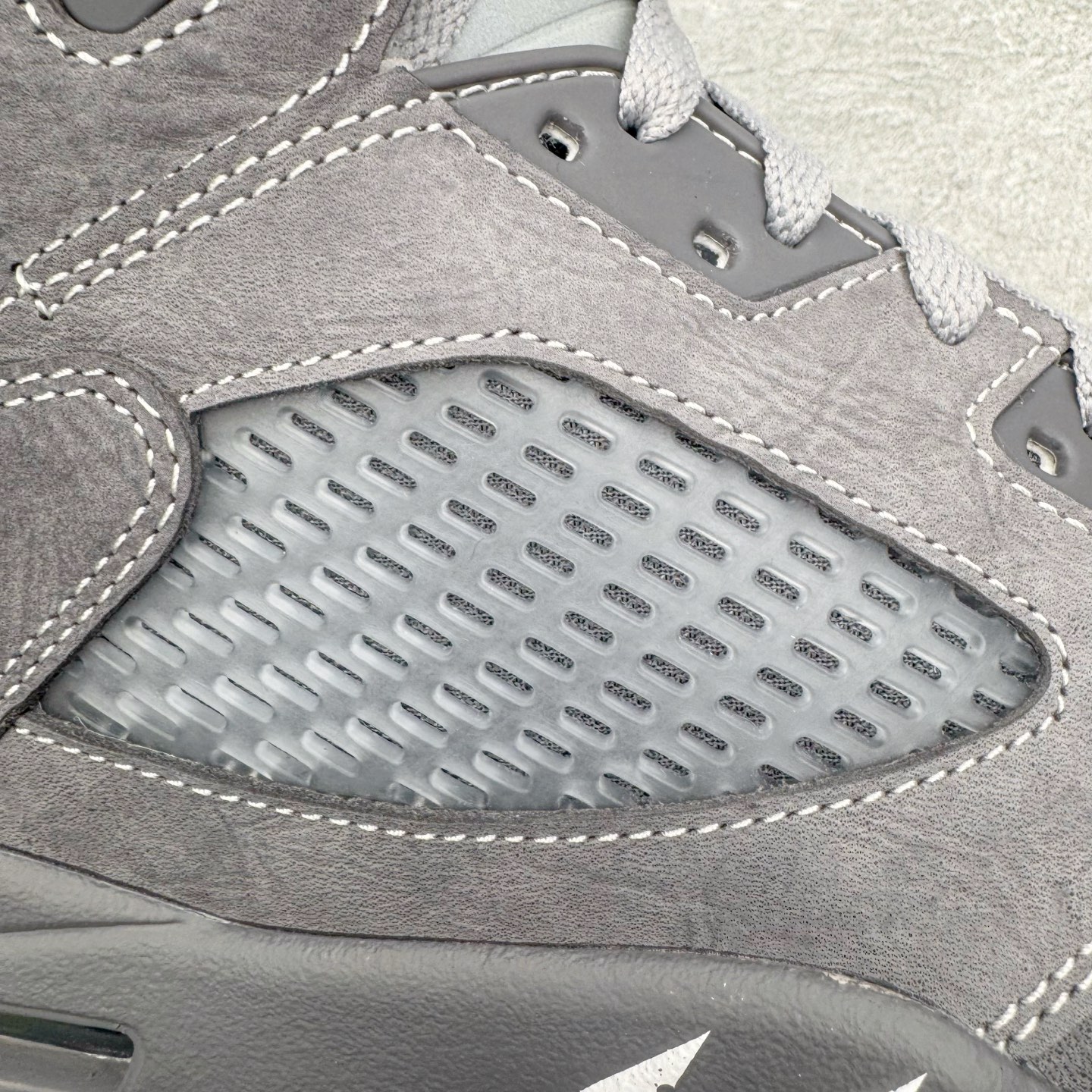 图片[18]-＃Ljr特供 Air Jordan AJ5 OG 狼灰 DD0587-002 全新改良批次 圈内最强倒钩系列 恪守真诚 承诺混一赔十 高端零售裸鞋圈特供批次 SZ原厂全套原楦原纸板冲刀磨具开发 原厂皮料加持 原厂港宝加持定型后跟R度完美 同源原厂电绣 飞翼针数密度立体效果一致 百分百一致原鞋 原厂拉帮工艺 针距密度一致 后跟弧度收口自然不对折 极致一眼正品既视感 进口玻璃冲刀皮料裁剪零毛边 全鞋电脑针车工艺 品控清洁度最高QC检验标准 免检产品 原厂订购鞋盒、鞋标、防尘纸、鞋撑、鞋带 追求极致的原厂味道 尺码：40.5 41 42 42.5 43 44 44.5 45 45.5 46 47.5 48.5-选品中心