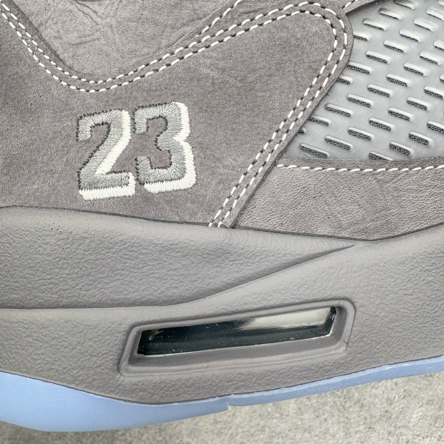 图片[17]-＃Ljr特供 Air Jordan AJ5 OG 狼灰 DD0587-002 全新改良批次 圈内最强倒钩系列 恪守真诚 承诺混一赔十 高端零售裸鞋圈特供批次 SZ原厂全套原楦原纸板冲刀磨具开发 原厂皮料加持 原厂港宝加持定型后跟R度完美 同源原厂电绣 飞翼针数密度立体效果一致 百分百一致原鞋 原厂拉帮工艺 针距密度一致 后跟弧度收口自然不对折 极致一眼正品既视感 进口玻璃冲刀皮料裁剪零毛边 全鞋电脑针车工艺 品控清洁度最高QC检验标准 免检产品 原厂订购鞋盒、鞋标、防尘纸、鞋撑、鞋带 追求极致的原厂味道 尺码：40.5 41 42 42.5 43 44 44.5 45 45.5 46 47.5 48.5-选品中心