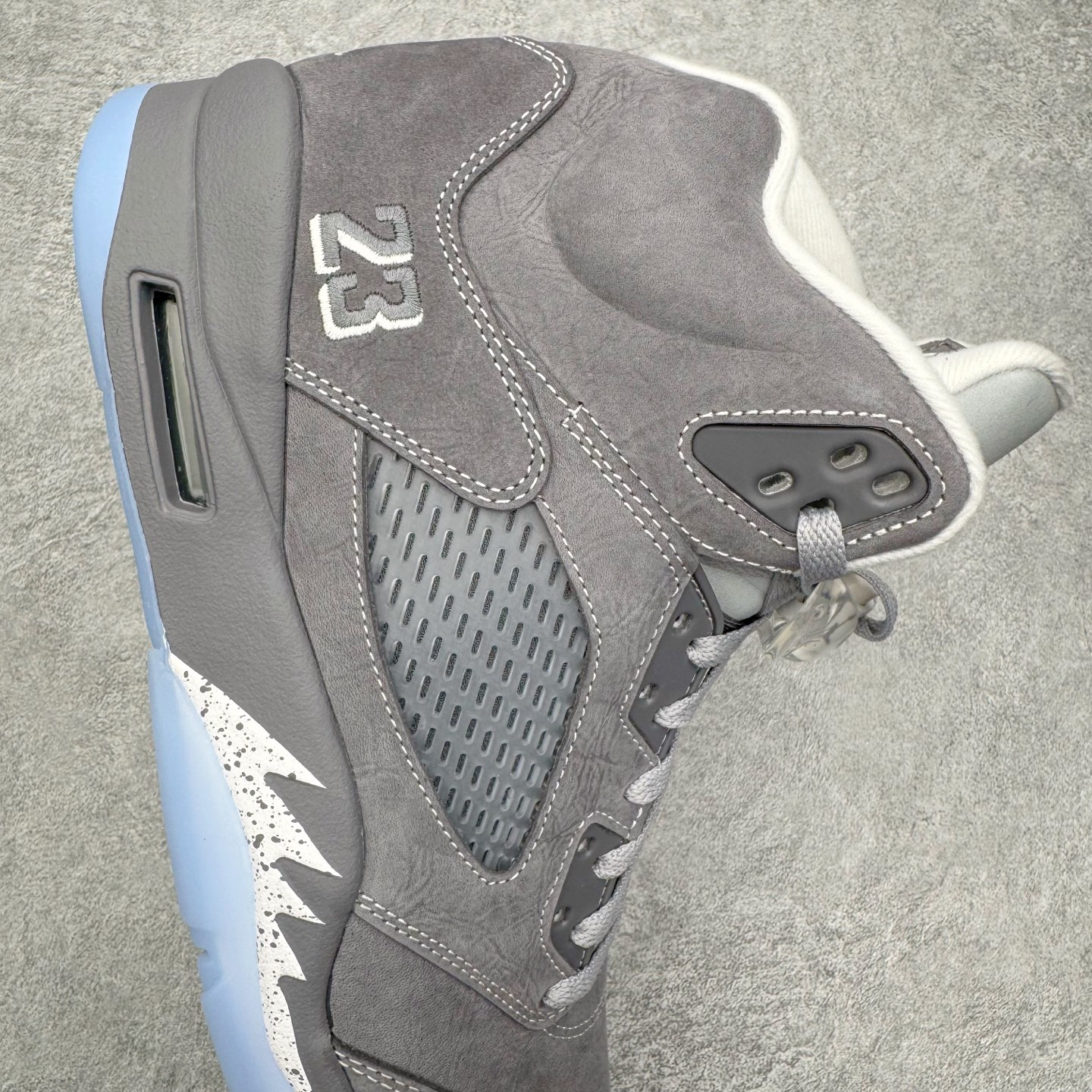 图片[6]-＃Ljr特供 Air Jordan AJ5 OG 狼灰 DD0587-002 全新改良批次 圈内最强倒钩系列 恪守真诚 承诺混一赔十 高端零售裸鞋圈特供批次 SZ原厂全套原楦原纸板冲刀磨具开发 原厂皮料加持 原厂港宝加持定型后跟R度完美 同源原厂电绣 飞翼针数密度立体效果一致 百分百一致原鞋 原厂拉帮工艺 针距密度一致 后跟弧度收口自然不对折 极致一眼正品既视感 进口玻璃冲刀皮料裁剪零毛边 全鞋电脑针车工艺 品控清洁度最高QC检验标准 免检产品 原厂订购鞋盒、鞋标、防尘纸、鞋撑、鞋带 追求极致的原厂味道 尺码：40.5 41 42 42.5 43 44 44.5 45 45.5 46 47.5 48.5-选品中心