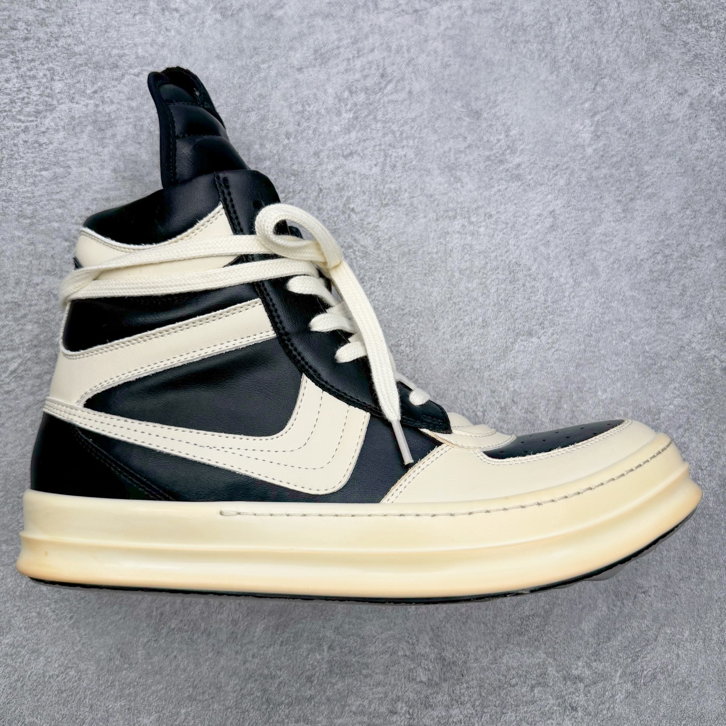 ＃DG纯原 Rick Owens Edfu 瑞克·欧文斯高帮皮面时尚运动板鞋 黑白生胶 二级市场已经7K以上 平台客户随意卖四位数 RO广东原厂出品 纯原天花板 原版一比一复刻 冲正绝不翻车 还原度达到百分之98以上 原楦开发纸版版型 ZP拆解原版1：1复模裁片纸版 力求做到0错位 这样才能达到和zp一致的鞋型味道 采用进口cnc数控机床开发对版独家tpu奶香大底 区别于市场所有版本 zp同源全头层粒面小牛皮 达到和zp一致手感 原厂进口细纹布 万邦订购原厂高弹粉红色海绵 内里搭配软质细腻羊皮 TPU高密度大底 软硬度透光度高已经测试和原版一致 尺码：36 37 38 39 40 41 42 43 44 45 46-选品中心