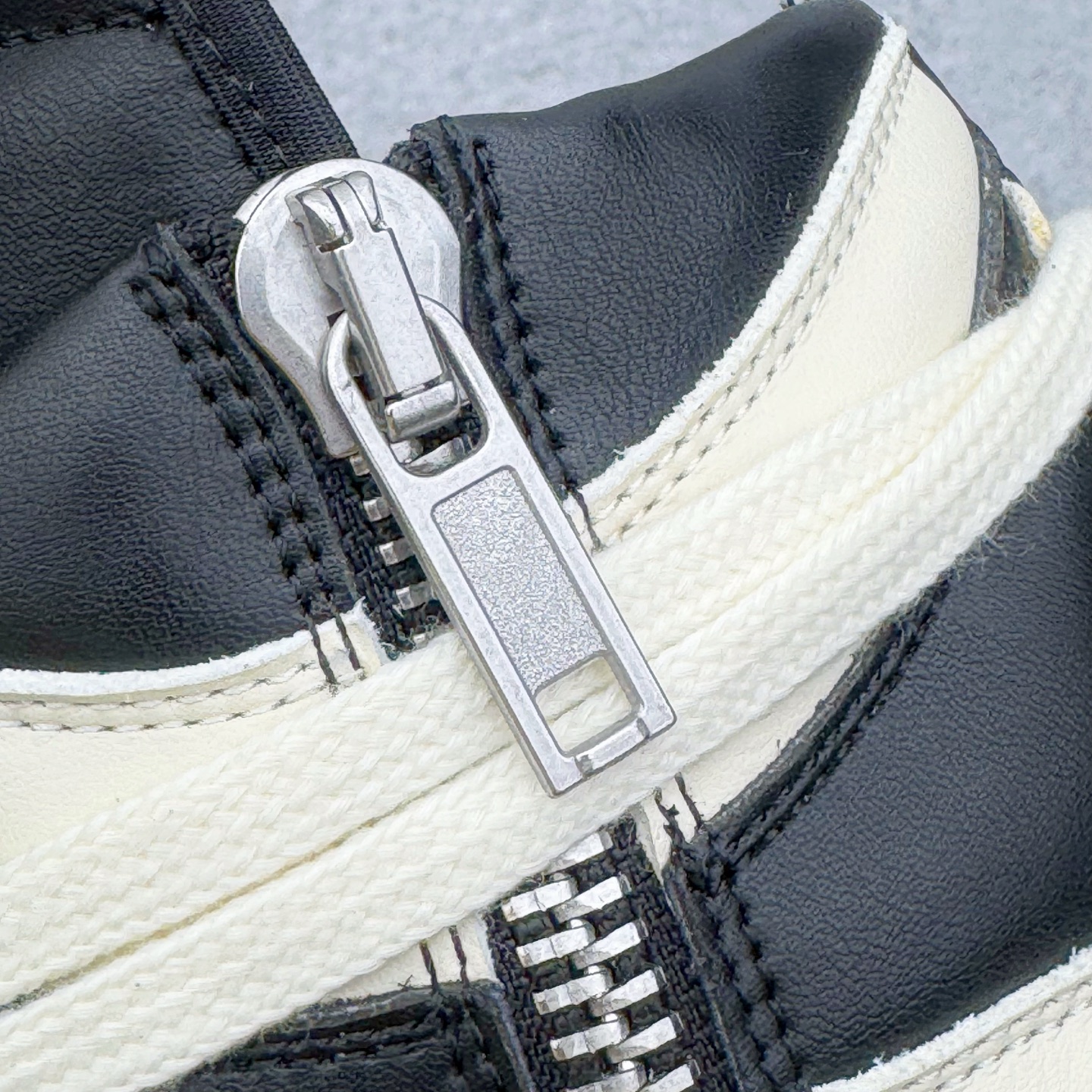 图片[20]-＃DG纯原 Rick Owens Edfu 瑞克·欧文斯高帮皮面时尚运动板鞋 黑白生胶 二级市场已经7K以上 平台客户随意卖四位数 RO广东原厂出品 纯原天花板 原版一比一复刻 冲正绝不翻车 还原度达到百分之98以上 原楦开发纸版版型 ZP拆解原版1：1复模裁片纸版 力求做到0错位 这样才能达到和zp一致的鞋型味道 采用进口cnc数控机床开发对版独家tpu奶香大底 区别于市场所有版本 zp同源全头层粒面小牛皮 达到和zp一致手感 原厂进口细纹布 万邦订购原厂高弹粉红色海绵 内里搭配软质细腻羊皮 TPU高密度大底 软硬度透光度高已经测试和原版一致 尺码：36 37 38 39 40 41 42 43 44 45 46-选品中心