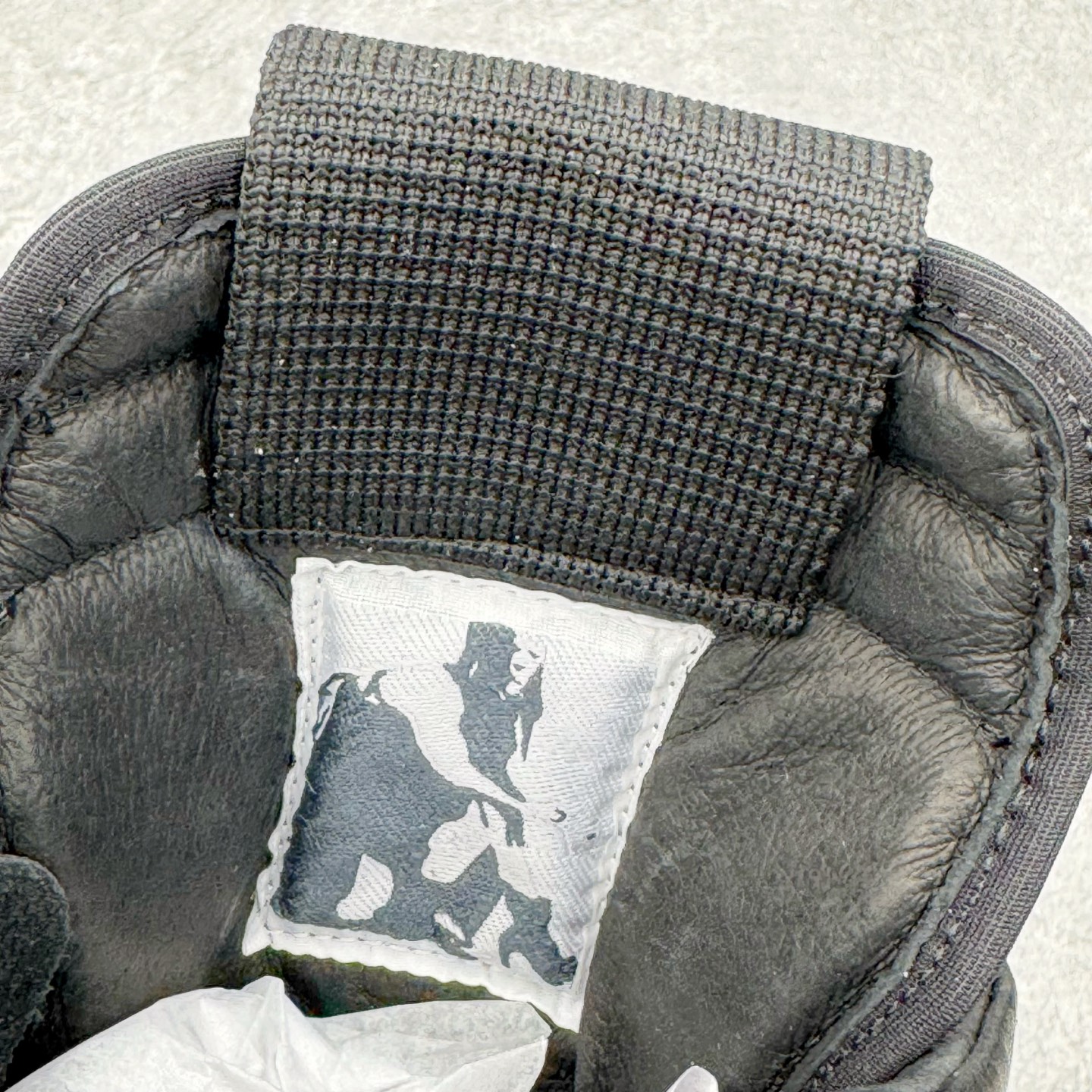 图片[17]-＃DG纯原 Rick Owens Edfu 瑞克·欧文斯高帮皮面时尚运动板鞋 黑白生胶 二级市场已经7K以上 平台客户随意卖四位数 RO广东原厂出品 纯原天花板 原版一比一复刻 冲正绝不翻车 还原度达到百分之98以上 原楦开发纸版版型 ZP拆解原版1：1复模裁片纸版 力求做到0错位 这样才能达到和zp一致的鞋型味道 采用进口cnc数控机床开发对版独家tpu奶香大底 区别于市场所有版本 zp同源全头层粒面小牛皮 达到和zp一致手感 原厂进口细纹布 万邦订购原厂高弹粉红色海绵 内里搭配软质细腻羊皮 TPU高密度大底 软硬度透光度高已经测试和原版一致 尺码：36 37 38 39 40 41 42 43 44 45 46-选品中心