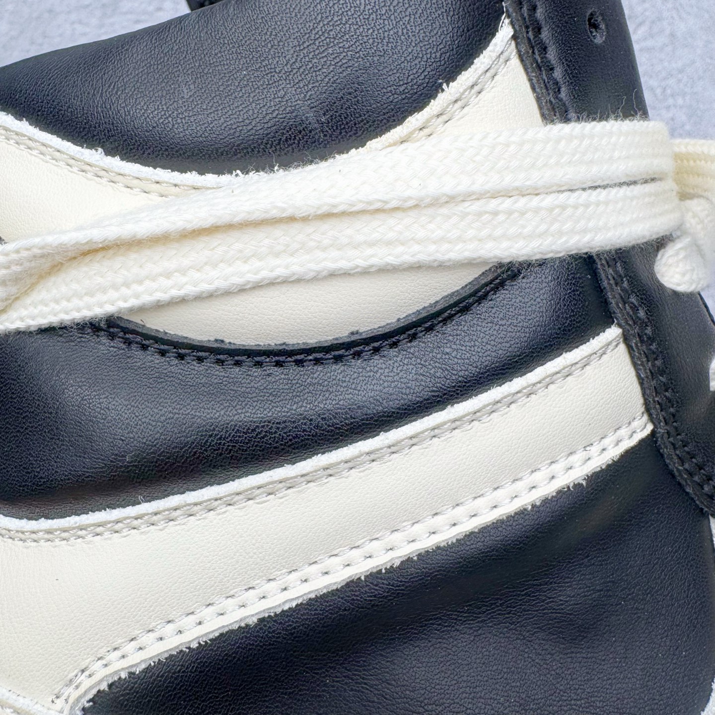 图片[10]-＃DG纯原 Rick Owens Edfu 瑞克·欧文斯高帮皮面时尚运动板鞋 黑白生胶 二级市场已经7K以上 平台客户随意卖四位数 RO广东原厂出品 纯原天花板 原版一比一复刻 冲正绝不翻车 还原度达到百分之98以上 原楦开发纸版版型 ZP拆解原版1：1复模裁片纸版 力求做到0错位 这样才能达到和zp一致的鞋型味道 采用进口cnc数控机床开发对版独家tpu奶香大底 区别于市场所有版本 zp同源全头层粒面小牛皮 达到和zp一致手感 原厂进口细纹布 万邦订购原厂高弹粉红色海绵 内里搭配软质细腻羊皮 TPU高密度大底 软硬度透光度高已经测试和原版一致 尺码：36 37 38 39 40 41 42 43 44 45 46-选品中心