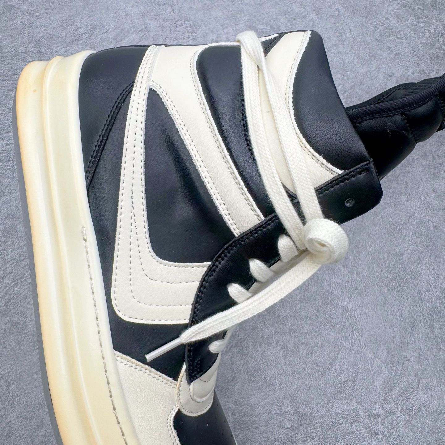 图片[6]-＃DG纯原 Rick Owens Edfu 瑞克·欧文斯高帮皮面时尚运动板鞋 黑白生胶 二级市场已经7K以上 平台客户随意卖四位数 RO广东原厂出品 纯原天花板 原版一比一复刻 冲正绝不翻车 还原度达到百分之98以上 原楦开发纸版版型 ZP拆解原版1：1复模裁片纸版 力求做到0错位 这样才能达到和zp一致的鞋型味道 采用进口cnc数控机床开发对版独家tpu奶香大底 区别于市场所有版本 zp同源全头层粒面小牛皮 达到和zp一致手感 原厂进口细纹布 万邦订购原厂高弹粉红色海绵 内里搭配软质细腻羊皮 TPU高密度大底 软硬度透光度高已经测试和原版一致 尺码：36 37 38 39 40 41 42 43 44 45 46-选品中心