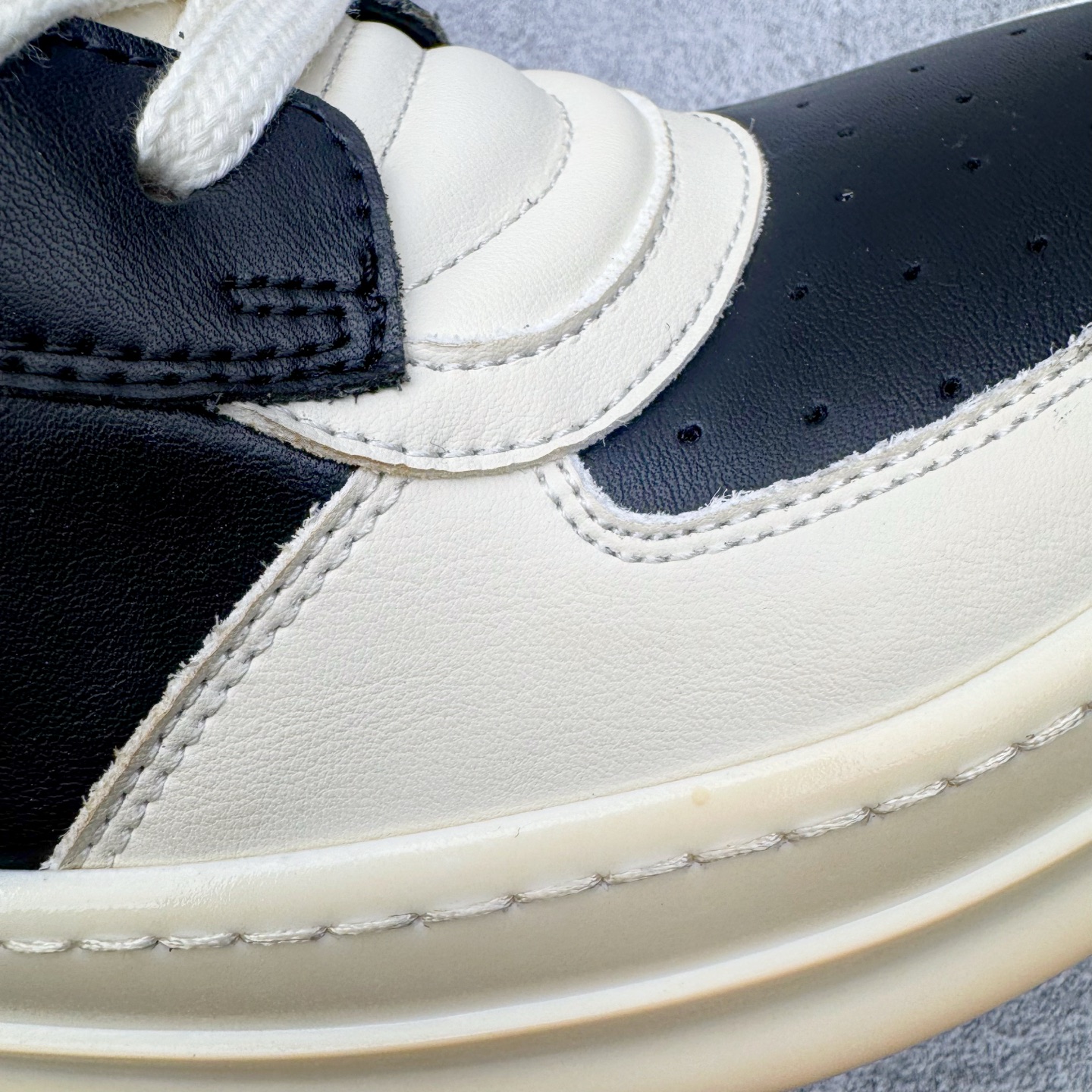 图片[13]-＃DG纯原 Rick Owens Edfu 瑞克·欧文斯高帮皮面时尚运动板鞋 黑白生胶 二级市场已经7K以上 平台客户随意卖四位数 RO广东原厂出品 纯原天花板 原版一比一复刻 冲正绝不翻车 还原度达到百分之98以上 原楦开发纸版版型 ZP拆解原版1：1复模裁片纸版 力求做到0错位 这样才能达到和zp一致的鞋型味道 采用进口cnc数控机床开发对版独家tpu奶香大底 区别于市场所有版本 zp同源全头层粒面小牛皮 达到和zp一致手感 原厂进口细纹布 万邦订购原厂高弹粉红色海绵 内里搭配软质细腻羊皮 TPU高密度大底 软硬度透光度高已经测试和原版一致 尺码：36 37 38 39 40 41 42 43 44 45 46-选品中心