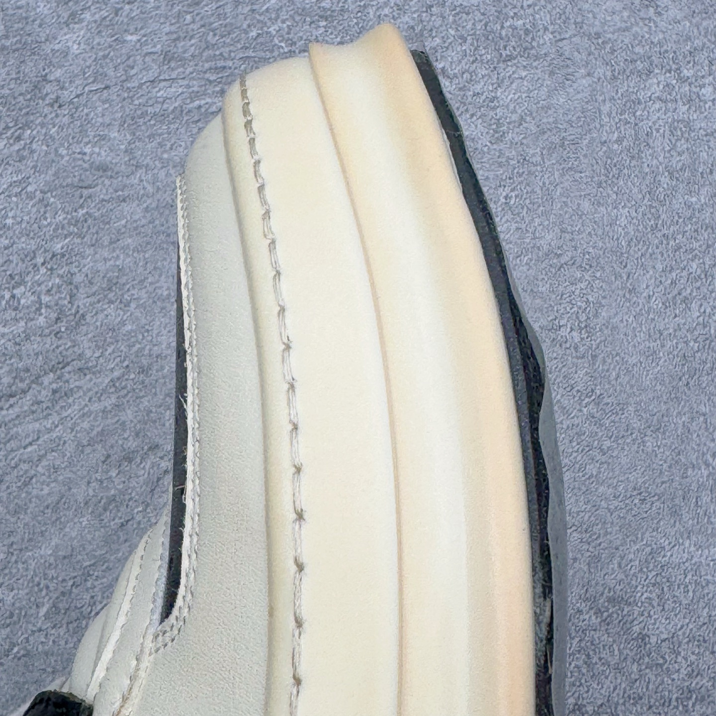 图片[15]-＃DG纯原 Rick Owens Edfu 瑞克·欧文斯高帮皮面时尚运动板鞋 黑白生胶 二级市场已经7K以上 平台客户随意卖四位数 RO广东原厂出品 纯原天花板 原版一比一复刻 冲正绝不翻车 还原度达到百分之98以上 原楦开发纸版版型 ZP拆解原版1：1复模裁片纸版 力求做到0错位 这样才能达到和zp一致的鞋型味道 采用进口cnc数控机床开发对版独家tpu奶香大底 区别于市场所有版本 zp同源全头层粒面小牛皮 达到和zp一致手感 原厂进口细纹布 万邦订购原厂高弹粉红色海绵 内里搭配软质细腻羊皮 TPU高密度大底 软硬度透光度高已经测试和原版一致 尺码：36 37 38 39 40 41 42 43 44 45 46-选品中心