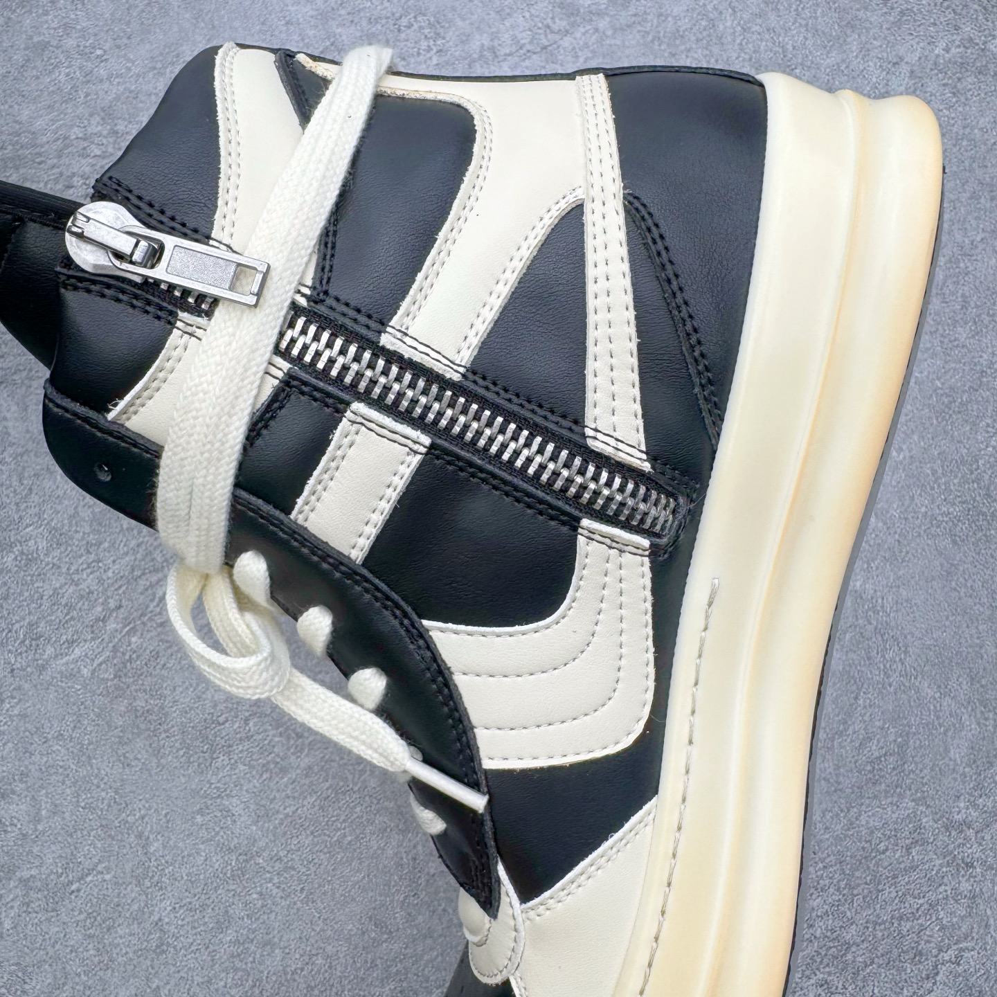 图片[7]-＃DG纯原 Rick Owens Edfu 瑞克·欧文斯高帮皮面时尚运动板鞋 黑白生胶 二级市场已经7K以上 平台客户随意卖四位数 RO广东原厂出品 纯原天花板 原版一比一复刻 冲正绝不翻车 还原度达到百分之98以上 原楦开发纸版版型 ZP拆解原版1：1复模裁片纸版 力求做到0错位 这样才能达到和zp一致的鞋型味道 采用进口cnc数控机床开发对版独家tpu奶香大底 区别于市场所有版本 zp同源全头层粒面小牛皮 达到和zp一致手感 原厂进口细纹布 万邦订购原厂高弹粉红色海绵 内里搭配软质细腻羊皮 TPU高密度大底 软硬度透光度高已经测试和原版一致 尺码：36 37 38 39 40 41 42 43 44 45 46-选品中心