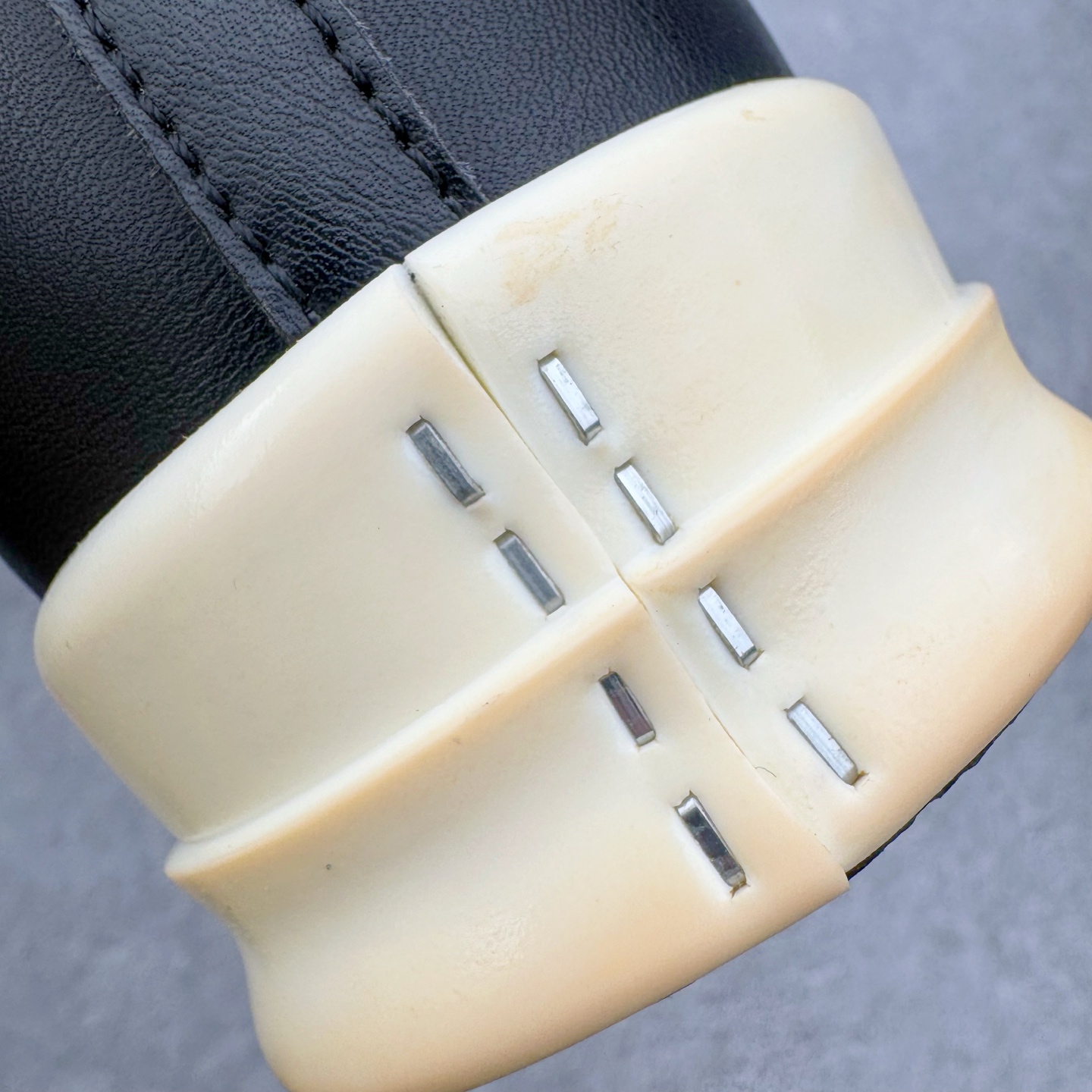 图片[21]-＃DG纯原 Rick Owens Edfu 瑞克·欧文斯高帮皮面时尚运动板鞋 黑白生胶 二级市场已经7K以上 平台客户随意卖四位数 RO广东原厂出品 纯原天花板 原版一比一复刻 冲正绝不翻车 还原度达到百分之98以上 原楦开发纸版版型 ZP拆解原版1：1复模裁片纸版 力求做到0错位 这样才能达到和zp一致的鞋型味道 采用进口cnc数控机床开发对版独家tpu奶香大底 区别于市场所有版本 zp同源全头层粒面小牛皮 达到和zp一致手感 原厂进口细纹布 万邦订购原厂高弹粉红色海绵 内里搭配软质细腻羊皮 TPU高密度大底 软硬度透光度高已经测试和原版一致 尺码：36 37 38 39 40 41 42 43 44 45 46-选品中心