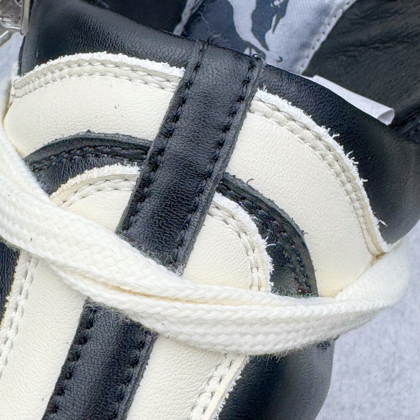 图片[16]-＃DG纯原 Rick Owens Edfu 瑞克·欧文斯高帮皮面时尚运动板鞋 黑白生胶 二级市场已经7K以上 平台客户随意卖四位数 RO广东原厂出品 纯原天花板 原版一比一复刻 冲正绝不翻车 还原度达到百分之98以上 原楦开发纸版版型 ZP拆解原版1：1复模裁片纸版 力求做到0错位 这样才能达到和zp一致的鞋型味道 采用进口cnc数控机床开发对版独家tpu奶香大底 区别于市场所有版本 zp同源全头层粒面小牛皮 达到和zp一致手感 原厂进口细纹布 万邦订购原厂高弹粉红色海绵 内里搭配软质细腻羊皮 TPU高密度大底 软硬度透光度高已经测试和原版一致 尺码：36 37 38 39 40 41 42 43 44 45 46-选品中心