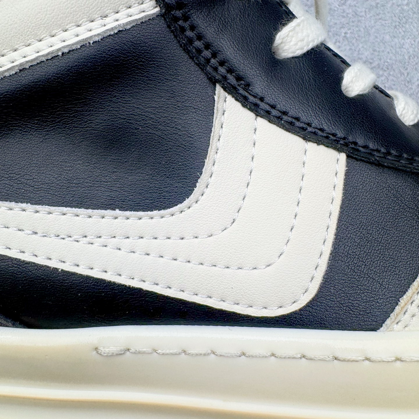 图片[11]-＃DG纯原 Rick Owens Edfu 瑞克·欧文斯高帮皮面时尚运动板鞋 黑白生胶 二级市场已经7K以上 平台客户随意卖四位数 RO广东原厂出品 纯原天花板 原版一比一复刻 冲正绝不翻车 还原度达到百分之98以上 原楦开发纸版版型 ZP拆解原版1：1复模裁片纸版 力求做到0错位 这样才能达到和zp一致的鞋型味道 采用进口cnc数控机床开发对版独家tpu奶香大底 区别于市场所有版本 zp同源全头层粒面小牛皮 达到和zp一致手感 原厂进口细纹布 万邦订购原厂高弹粉红色海绵 内里搭配软质细腻羊皮 TPU高密度大底 软硬度透光度高已经测试和原版一致 尺码：36 37 38 39 40 41 42 43 44 45 46-选品中心