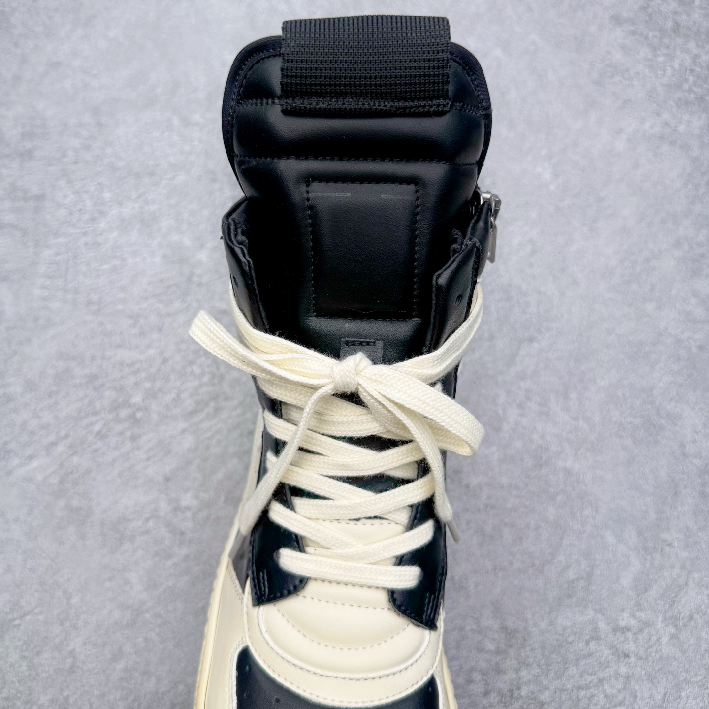 图片[5]-＃DG纯原 Rick Owens Edfu 瑞克·欧文斯高帮皮面时尚运动板鞋 黑白生胶 二级市场已经7K以上 平台客户随意卖四位数 RO广东原厂出品 纯原天花板 原版一比一复刻 冲正绝不翻车 还原度达到百分之98以上 原楦开发纸版版型 ZP拆解原版1：1复模裁片纸版 力求做到0错位 这样才能达到和zp一致的鞋型味道 采用进口cnc数控机床开发对版独家tpu奶香大底 区别于市场所有版本 zp同源全头层粒面小牛皮 达到和zp一致手感 原厂进口细纹布 万邦订购原厂高弹粉红色海绵 内里搭配软质细腻羊皮 TPU高密度大底 软硬度透光度高已经测试和原版一致 尺码：36 37 38 39 40 41 42 43 44 45 46-选品中心