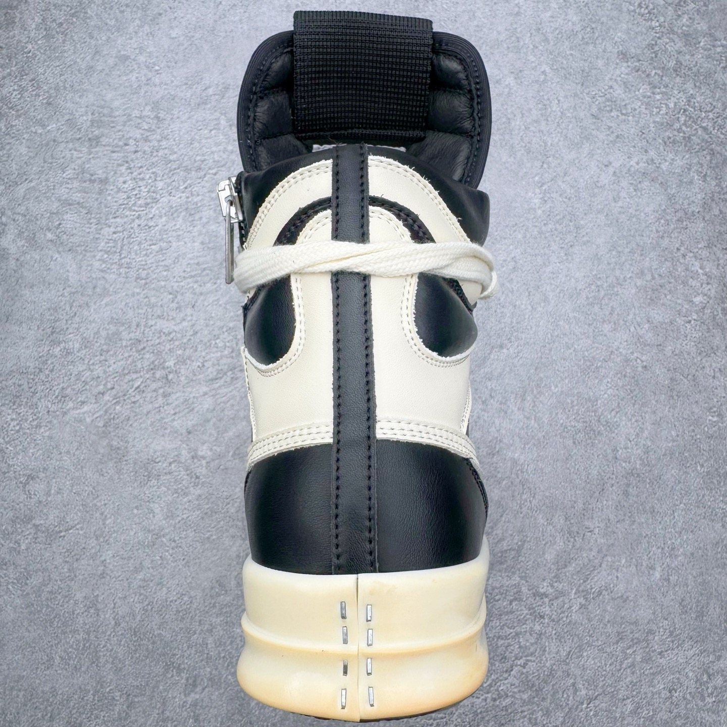 图片[8]-＃DG纯原 Rick Owens Edfu 瑞克·欧文斯高帮皮面时尚运动板鞋 黑白生胶 二级市场已经7K以上 平台客户随意卖四位数 RO广东原厂出品 纯原天花板 原版一比一复刻 冲正绝不翻车 还原度达到百分之98以上 原楦开发纸版版型 ZP拆解原版1：1复模裁片纸版 力求做到0错位 这样才能达到和zp一致的鞋型味道 采用进口cnc数控机床开发对版独家tpu奶香大底 区别于市场所有版本 zp同源全头层粒面小牛皮 达到和zp一致手感 原厂进口细纹布 万邦订购原厂高弹粉红色海绵 内里搭配软质细腻羊皮 TPU高密度大底 软硬度透光度高已经测试和原版一致 尺码：36 37 38 39 40 41 42 43 44 45 46-选品中心