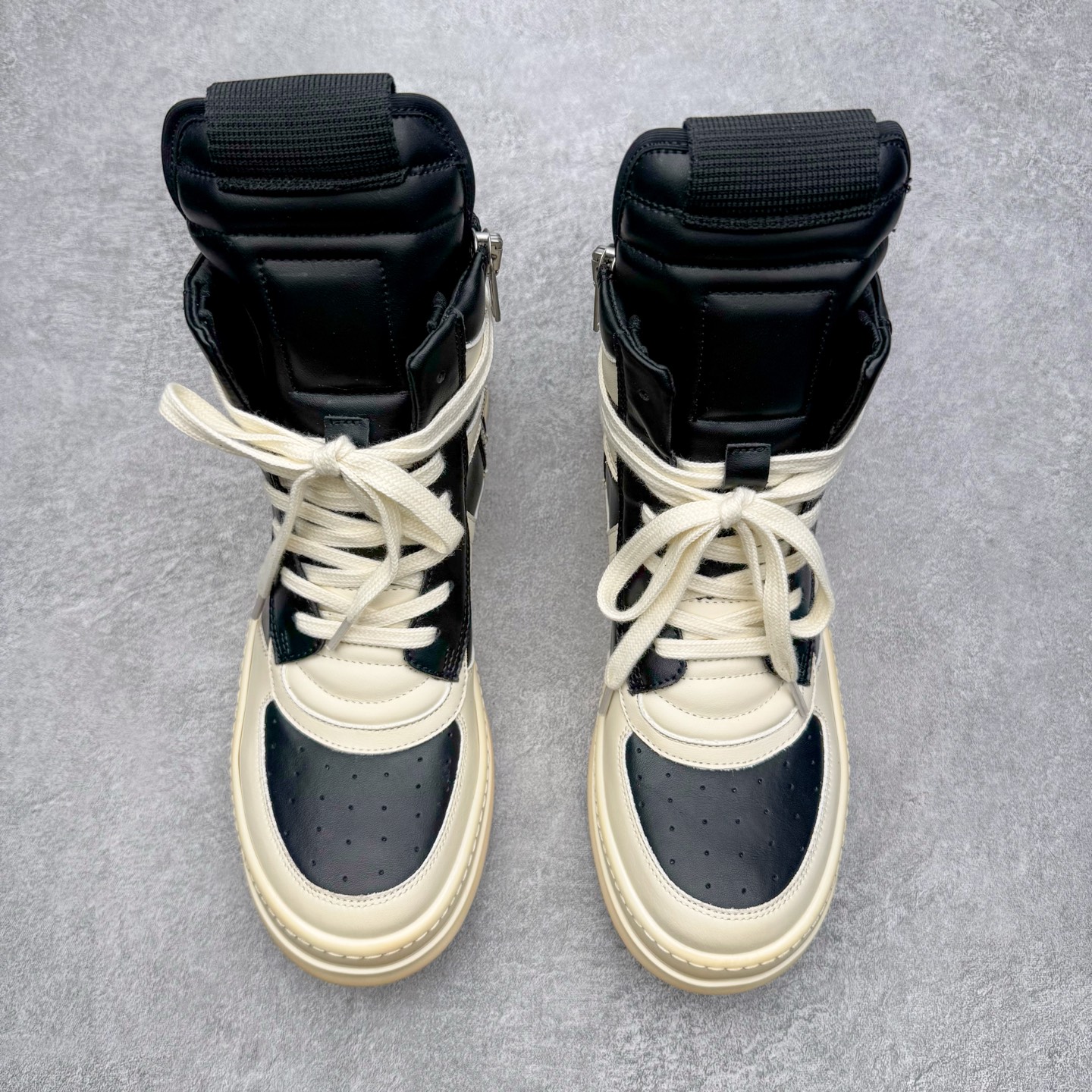 图片[2]-＃DG纯原 Rick Owens Edfu 瑞克·欧文斯高帮皮面时尚运动板鞋 黑白生胶 二级市场已经7K以上 平台客户随意卖四位数 RO广东原厂出品 纯原天花板 原版一比一复刻 冲正绝不翻车 还原度达到百分之98以上 原楦开发纸版版型 ZP拆解原版1：1复模裁片纸版 力求做到0错位 这样才能达到和zp一致的鞋型味道 采用进口cnc数控机床开发对版独家tpu奶香大底 区别于市场所有版本 zp同源全头层粒面小牛皮 达到和zp一致手感 原厂进口细纹布 万邦订购原厂高弹粉红色海绵 内里搭配软质细腻羊皮 TPU高密度大底 软硬度透光度高已经测试和原版一致 尺码：36 37 38 39 40 41 42 43 44 45 46-选品中心