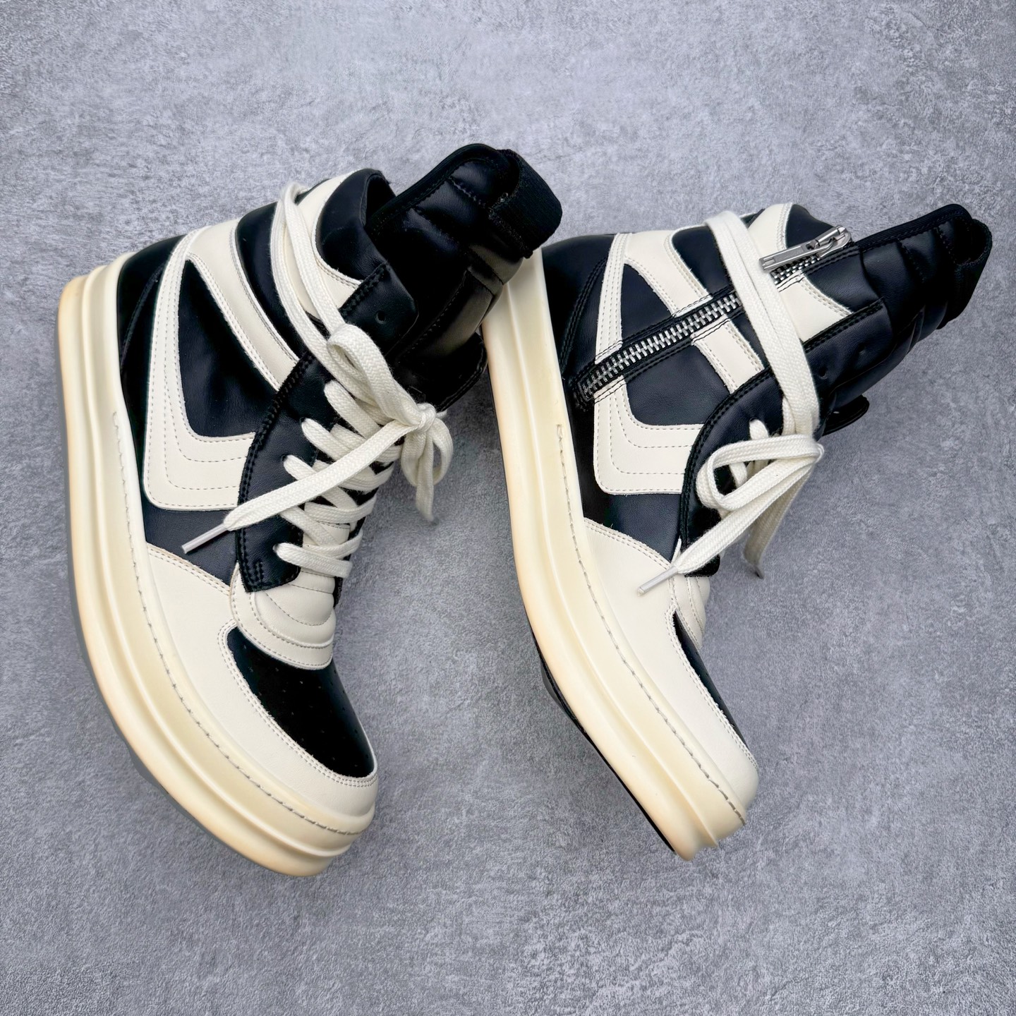 图片[3]-＃DG纯原 Rick Owens Edfu 瑞克·欧文斯高帮皮面时尚运动板鞋 黑白生胶 二级市场已经7K以上 平台客户随意卖四位数 RO广东原厂出品 纯原天花板 原版一比一复刻 冲正绝不翻车 还原度达到百分之98以上 原楦开发纸版版型 ZP拆解原版1：1复模裁片纸版 力求做到0错位 这样才能达到和zp一致的鞋型味道 采用进口cnc数控机床开发对版独家tpu奶香大底 区别于市场所有版本 zp同源全头层粒面小牛皮 达到和zp一致手感 原厂进口细纹布 万邦订购原厂高弹粉红色海绵 内里搭配软质细腻羊皮 TPU高密度大底 软硬度透光度高已经测试和原版一致 尺码：36 37 38 39 40 41 42 43 44 45 46-选品中心