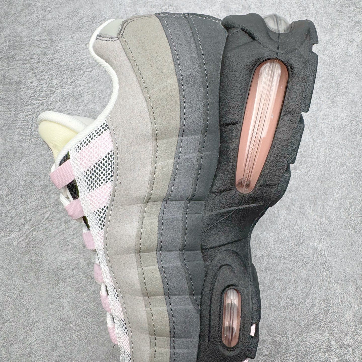 图片[7]-＃GX纯原 NK Air Max 95 复古减震气垫跑鞋 灰粉 HJ5996-001 经典重温 外单专供大厂出品 品质稳定 一百余色 终端操作 鞋款设计灵感源于人体构造 中底设计基于人体的脊柱构造 是整体设计的核心 尼龙孔眼代表了肋骨 而分层式面板和网眼象征着肌肉纤维和肉体组织 Air Max 95采用了两个独立的吹塑成型的Air-Sole单元 并首次在前掌使用可视化气垫设计 Swoosh logo夜当作一个 点符号放在了鞋子的后帮位置 20年的发展让 AIR MAX 95有了不同的故事 20年后再度面向世人的时候 焕然一新的面貌 让人有了另外一种清新脱俗的感觉 尺码：40 40.5 41 42 42.5 43 44 44.5 45 45.5 46 47.5 48.5-选品中心