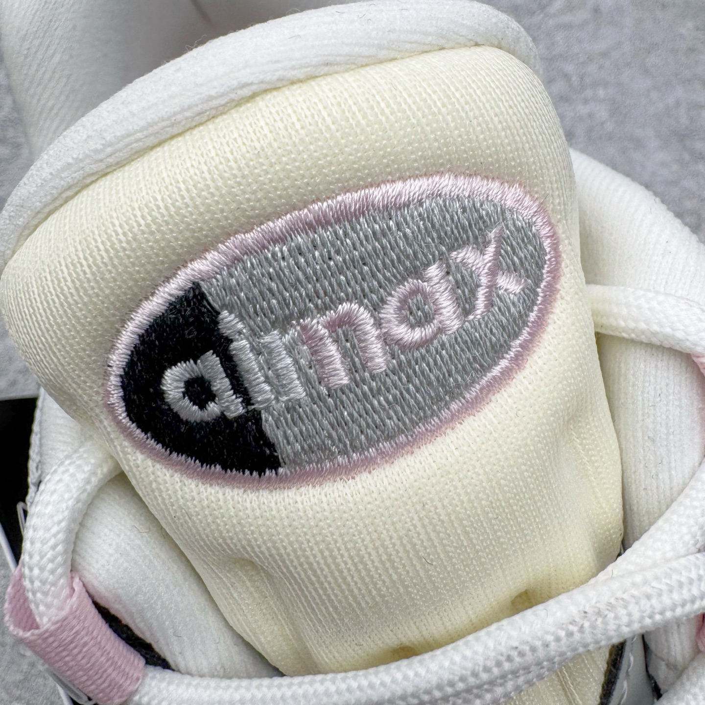 图片[12]-＃GX纯原 NK Air Max 95 复古减震气垫跑鞋 灰粉 HJ5996-001 经典重温 外单专供大厂出品 品质稳定 一百余色 终端操作 鞋款设计灵感源于人体构造 中底设计基于人体的脊柱构造 是整体设计的核心 尼龙孔眼代表了肋骨 而分层式面板和网眼象征着肌肉纤维和肉体组织 Air Max 95采用了两个独立的吹塑成型的Air-Sole单元 并首次在前掌使用可视化气垫设计 Swoosh logo夜当作一个 点符号放在了鞋子的后帮位置 20年的发展让 AIR MAX 95有了不同的故事 20年后再度面向世人的时候 焕然一新的面貌 让人有了另外一种清新脱俗的感觉 尺码：40 40.5 41 42 42.5 43 44 44.5 45 45.5 46 47.5 48.5-选品中心