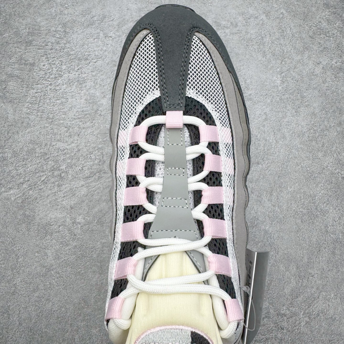 图片[4]-＃GX纯原 NK Air Max 95 复古减震气垫跑鞋 灰粉 HJ5996-001 经典重温 外单专供大厂出品 品质稳定 一百余色 终端操作 鞋款设计灵感源于人体构造 中底设计基于人体的脊柱构造 是整体设计的核心 尼龙孔眼代表了肋骨 而分层式面板和网眼象征着肌肉纤维和肉体组织 Air Max 95采用了两个独立的吹塑成型的Air-Sole单元 并首次在前掌使用可视化气垫设计 Swoosh logo夜当作一个 点符号放在了鞋子的后帮位置 20年的发展让 AIR MAX 95有了不同的故事 20年后再度面向世人的时候 焕然一新的面貌 让人有了另外一种清新脱俗的感觉 尺码：40 40.5 41 42 42.5 43 44 44.5 45 45.5 46 47.5 48.5-选品中心