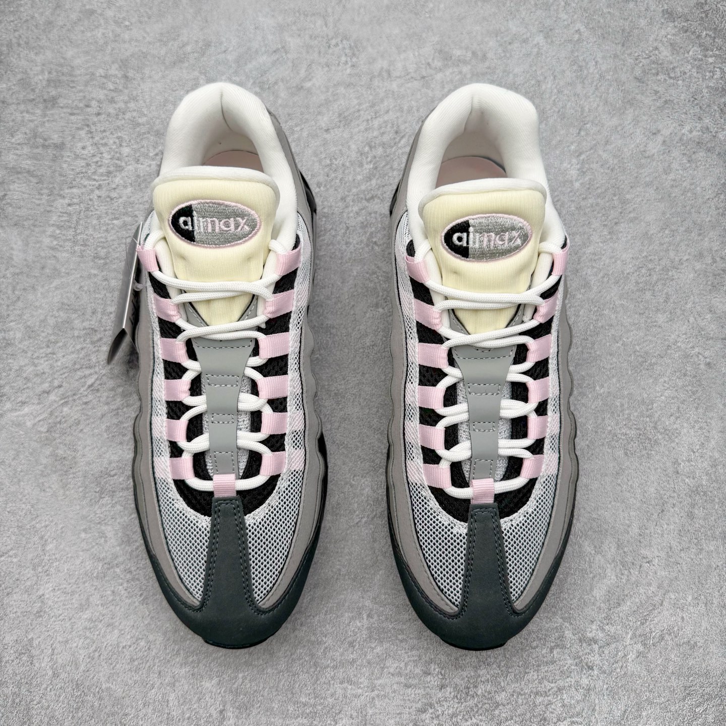 图片[2]-＃GX纯原 NK Air Max 95 复古减震气垫跑鞋 灰粉 HJ5996-001 经典重温 外单专供大厂出品 品质稳定 一百余色 终端操作 鞋款设计灵感源于人体构造 中底设计基于人体的脊柱构造 是整体设计的核心 尼龙孔眼代表了肋骨 而分层式面板和网眼象征着肌肉纤维和肉体组织 Air Max 95采用了两个独立的吹塑成型的Air-Sole单元 并首次在前掌使用可视化气垫设计 Swoosh logo夜当作一个 点符号放在了鞋子的后帮位置 20年的发展让 AIR MAX 95有了不同的故事 20年后再度面向世人的时候 焕然一新的面貌 让人有了另外一种清新脱俗的感觉 尺码：40 40.5 41 42 42.5 43 44 44.5 45 45.5 46 47.5 48.5-选品中心