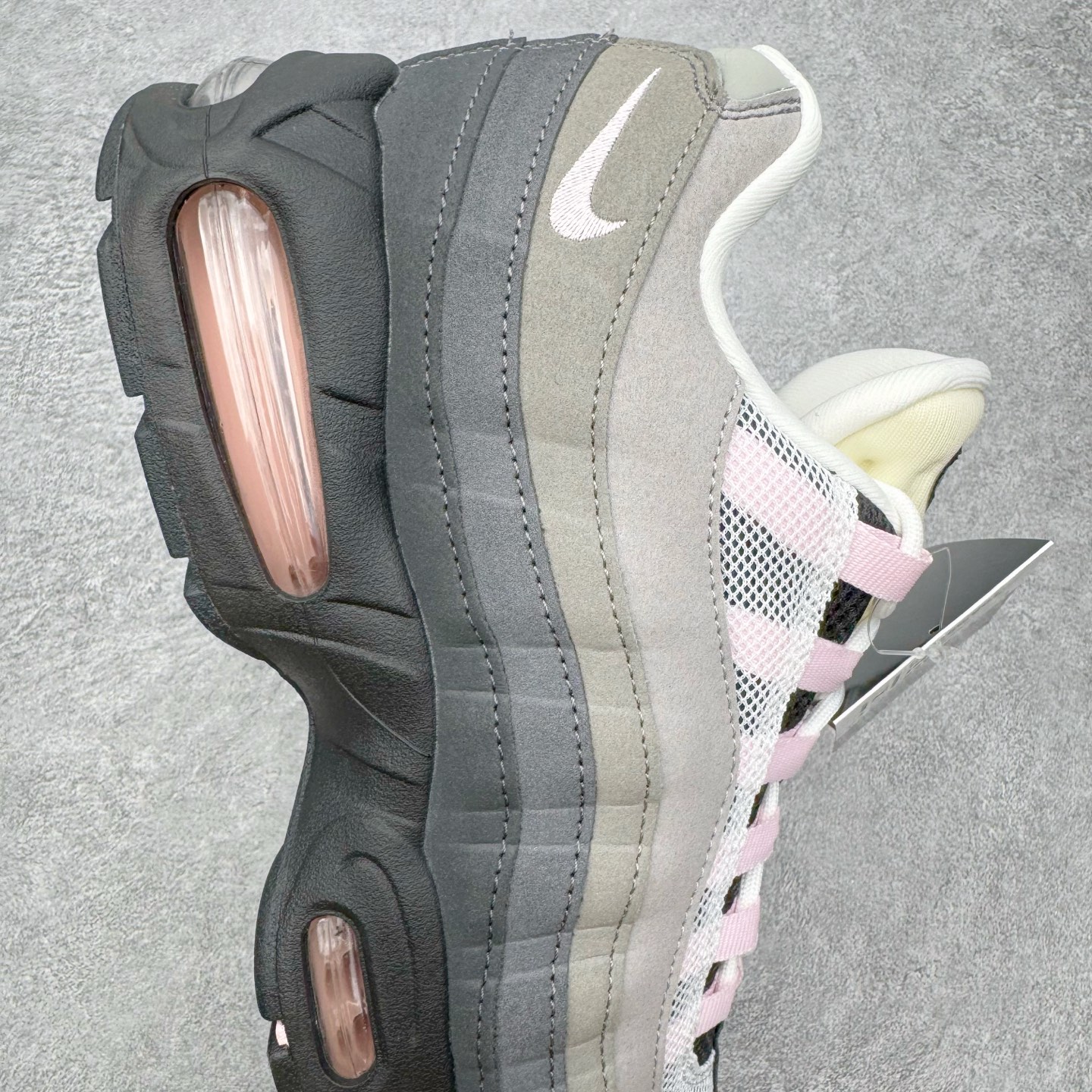 图片[6]-＃GX纯原 NK Air Max 95 复古减震气垫跑鞋 灰粉 HJ5996-001 经典重温 外单专供大厂出品 品质稳定 一百余色 终端操作 鞋款设计灵感源于人体构造 中底设计基于人体的脊柱构造 是整体设计的核心 尼龙孔眼代表了肋骨 而分层式面板和网眼象征着肌肉纤维和肉体组织 Air Max 95采用了两个独立的吹塑成型的Air-Sole单元 并首次在前掌使用可视化气垫设计 Swoosh logo夜当作一个 点符号放在了鞋子的后帮位置 20年的发展让 AIR MAX 95有了不同的故事 20年后再度面向世人的时候 焕然一新的面貌 让人有了另外一种清新脱俗的感觉 尺码：40 40.5 41 42 42.5 43 44 44.5 45 45.5 46 47.5 48.5-选品中心