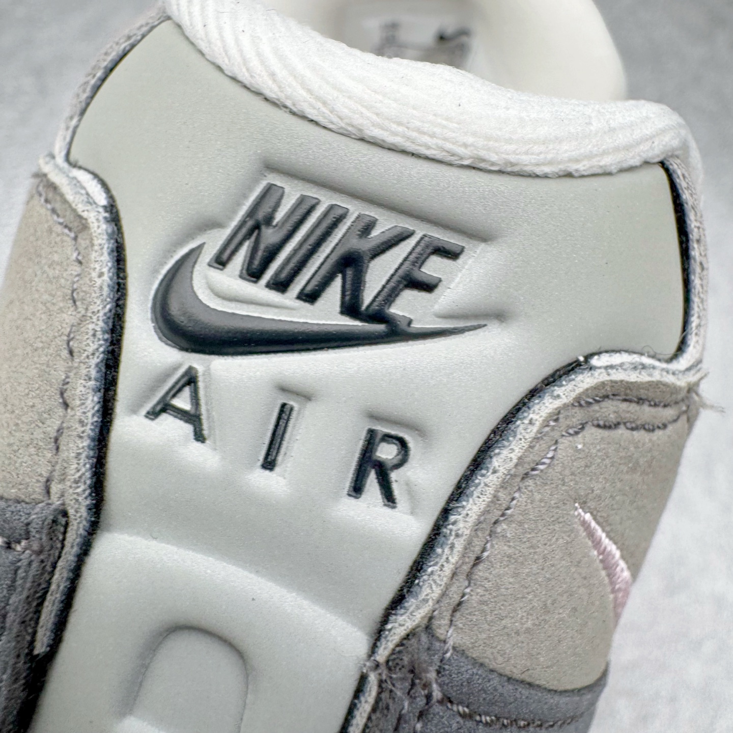 图片[16]-＃GX纯原 NK Air Max 95 复古减震气垫跑鞋 灰粉 HJ5996-001 经典重温 外单专供大厂出品 品质稳定 一百余色 终端操作 鞋款设计灵感源于人体构造 中底设计基于人体的脊柱构造 是整体设计的核心 尼龙孔眼代表了肋骨 而分层式面板和网眼象征着肌肉纤维和肉体组织 Air Max 95采用了两个独立的吹塑成型的Air-Sole单元 并首次在前掌使用可视化气垫设计 Swoosh logo夜当作一个 点符号放在了鞋子的后帮位置 20年的发展让 AIR MAX 95有了不同的故事 20年后再度面向世人的时候 焕然一新的面貌 让人有了另外一种清新脱俗的感觉 尺码：40 40.5 41 42 42.5 43 44 44.5 45 45.5 46 47.5 48.5-选品中心