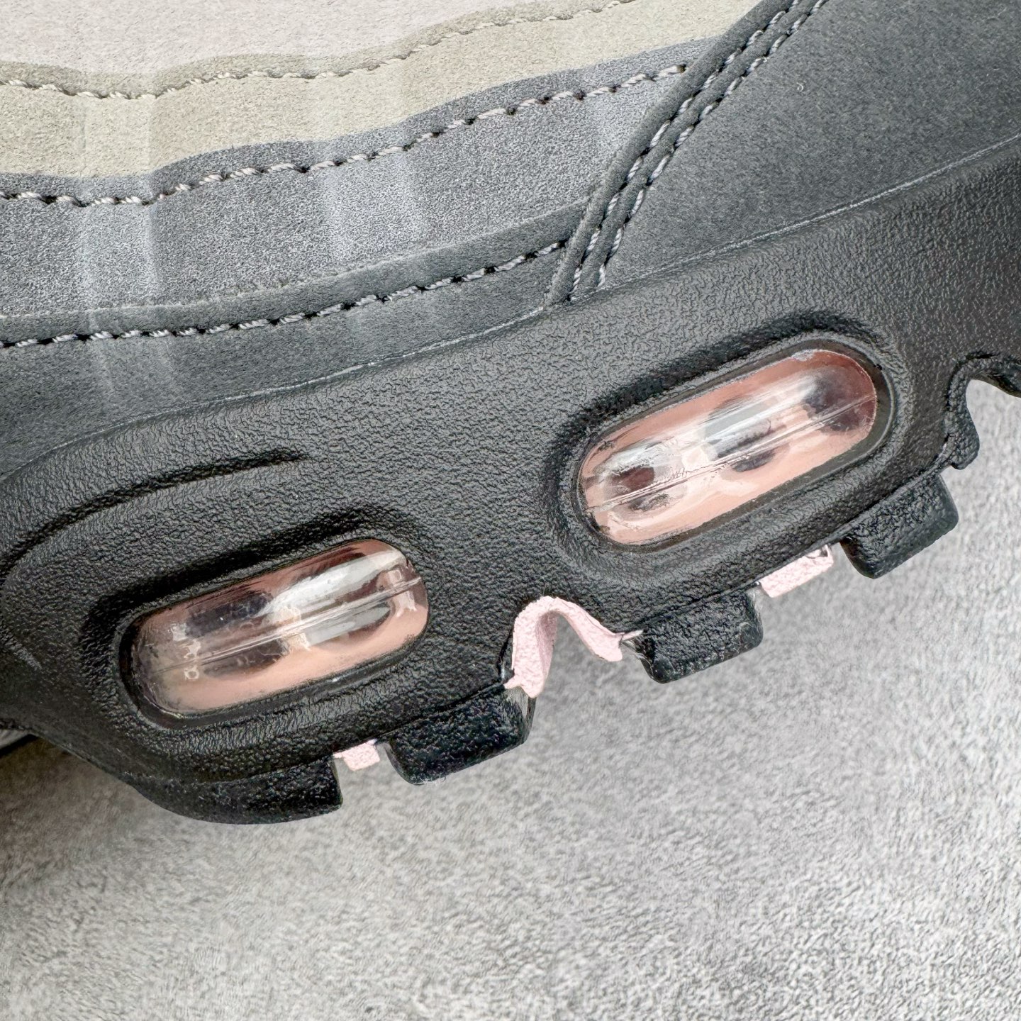 图片[19]-＃GX纯原 NK Air Max 95 复古减震气垫跑鞋 灰粉 HJ5996-001 经典重温 外单专供大厂出品 品质稳定 一百余色 终端操作 鞋款设计灵感源于人体构造 中底设计基于人体的脊柱构造 是整体设计的核心 尼龙孔眼代表了肋骨 而分层式面板和网眼象征着肌肉纤维和肉体组织 Air Max 95采用了两个独立的吹塑成型的Air-Sole单元 并首次在前掌使用可视化气垫设计 Swoosh logo夜当作一个 点符号放在了鞋子的后帮位置 20年的发展让 AIR MAX 95有了不同的故事 20年后再度面向世人的时候 焕然一新的面貌 让人有了另外一种清新脱俗的感觉 尺码：40 40.5 41 42 42.5 43 44 44.5 45 45.5 46 47.5 48.5-选品中心