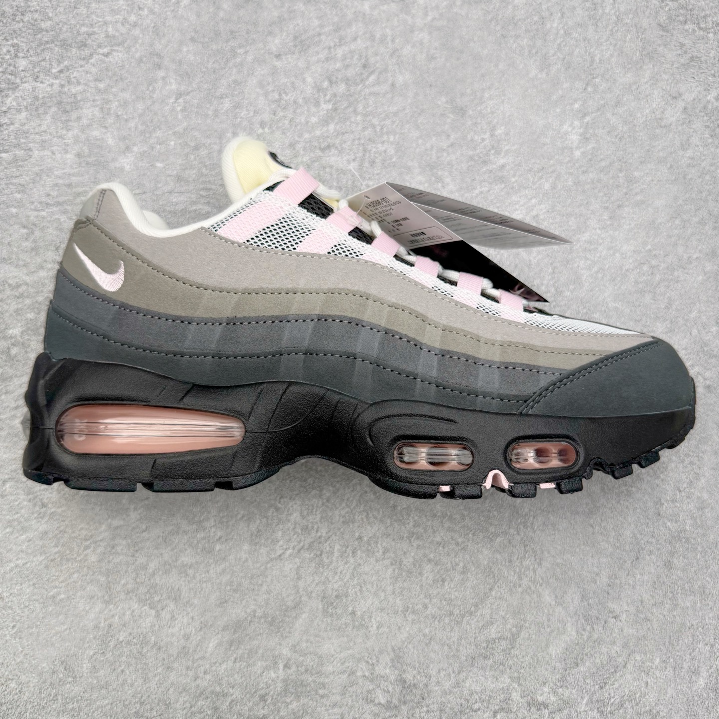 ＃GX纯原 NK Air Max 95 复古减震气垫跑鞋 灰粉 HJ5996-001 经典重温 外单专供大厂出品 品质稳定 一百余色 终端操作 鞋款设计灵感源于人体构造 中底设计基于人体的脊柱构造 是整体设计的核心 尼龙孔眼代表了肋骨 而分层式面板和网眼象征着肌肉纤维和肉体组织 Air Max 95采用了两个独立的吹塑成型的Air-Sole单元 并首次在前掌使用可视化气垫设计 Swoosh logo夜当作一个 点符号放在了鞋子的后帮位置 20年的发展让 AIR MAX 95有了不同的故事 20年后再度面向世人的时候 焕然一新的面貌 让人有了另外一种清新脱俗的感觉 尺码：40 40.5 41 42 42.5 43 44 44.5 45 45.5 46 47.5 48.5-选品中心