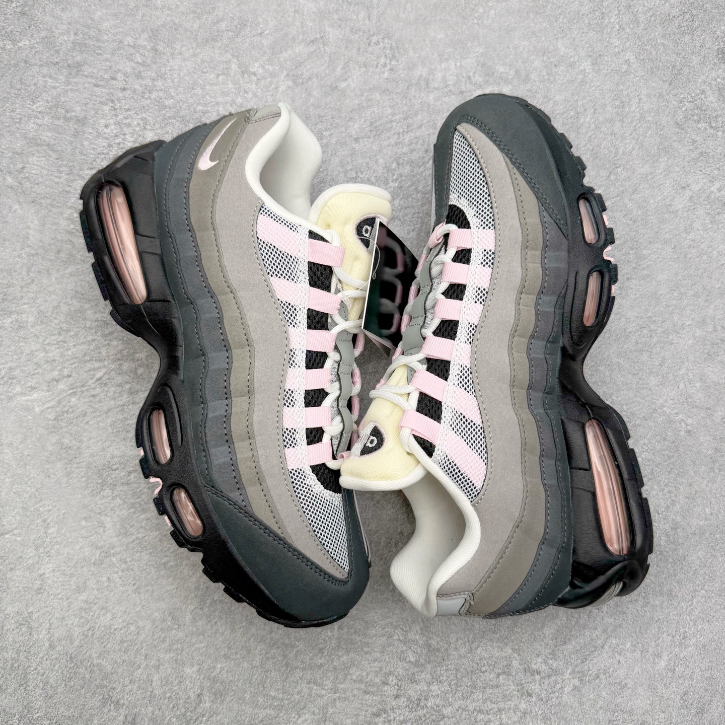 图片[3]-＃GX纯原 NK Air Max 95 复古减震气垫跑鞋 灰粉 HJ5996-001 经典重温 外单专供大厂出品 品质稳定 一百余色 终端操作 鞋款设计灵感源于人体构造 中底设计基于人体的脊柱构造 是整体设计的核心 尼龙孔眼代表了肋骨 而分层式面板和网眼象征着肌肉纤维和肉体组织 Air Max 95采用了两个独立的吹塑成型的Air-Sole单元 并首次在前掌使用可视化气垫设计 Swoosh logo夜当作一个 点符号放在了鞋子的后帮位置 20年的发展让 AIR MAX 95有了不同的故事 20年后再度面向世人的时候 焕然一新的面貌 让人有了另外一种清新脱俗的感觉 尺码：40 40.5 41 42 42.5 43 44 44.5 45 45.5 46 47.5 48.5-选品中心