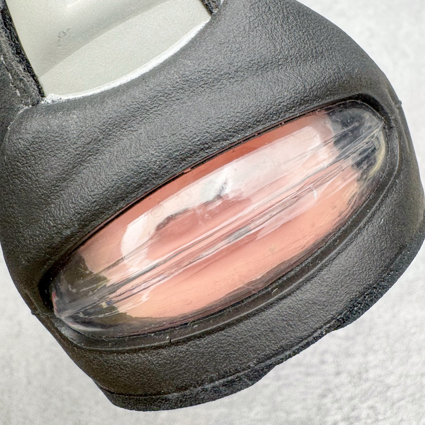 图片[20]-＃GX纯原 NK Air Max 95 复古减震气垫跑鞋 灰粉 HJ5996-001 经典重温 外单专供大厂出品 品质稳定 一百余色 终端操作 鞋款设计灵感源于人体构造 中底设计基于人体的脊柱构造 是整体设计的核心 尼龙孔眼代表了肋骨 而分层式面板和网眼象征着肌肉纤维和肉体组织 Air Max 95采用了两个独立的吹塑成型的Air-Sole单元 并首次在前掌使用可视化气垫设计 Swoosh logo夜当作一个 点符号放在了鞋子的后帮位置 20年的发展让 AIR MAX 95有了不同的故事 20年后再度面向世人的时候 焕然一新的面貌 让人有了另外一种清新脱俗的感觉 尺码：40 40.5 41 42 42.5 43 44 44.5 45 45.5 46 47.5 48.5-选品中心