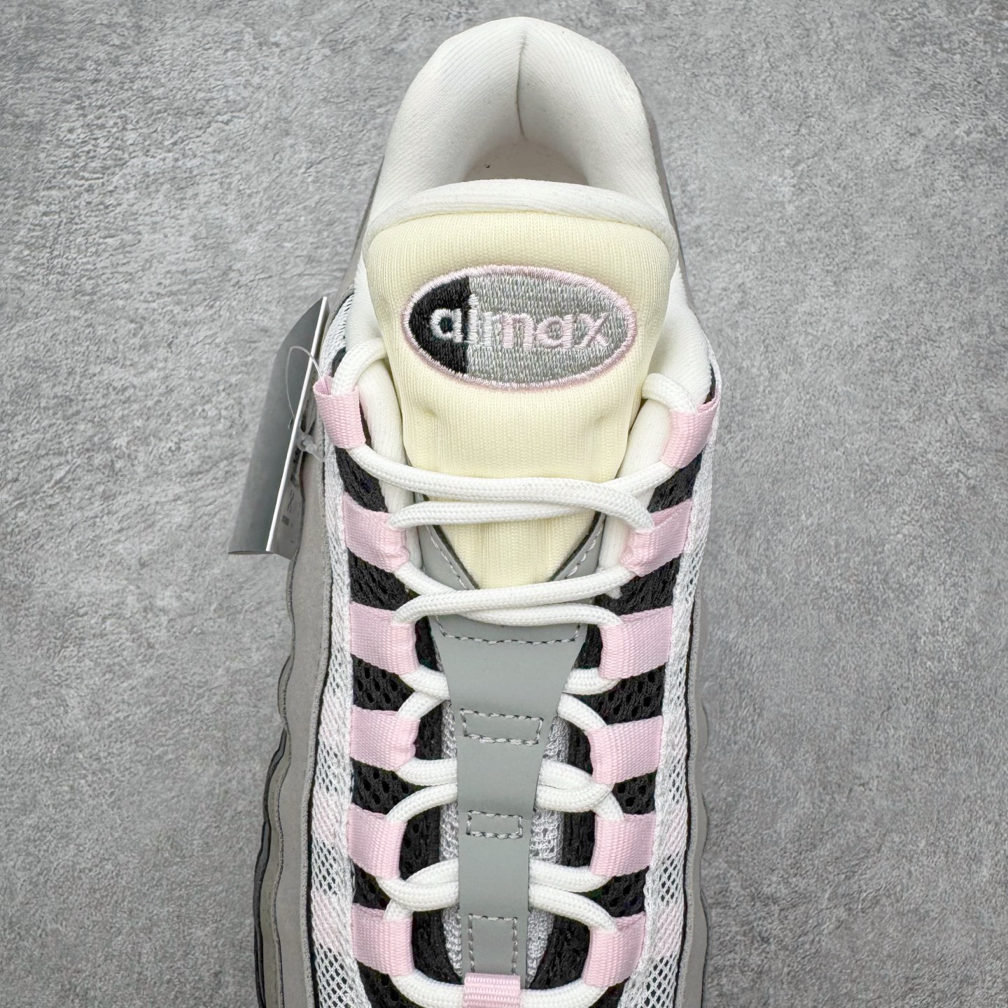 图片[5]-＃GX纯原 NK Air Max 95 复古减震气垫跑鞋 灰粉 HJ5996-001 经典重温 外单专供大厂出品 品质稳定 一百余色 终端操作 鞋款设计灵感源于人体构造 中底设计基于人体的脊柱构造 是整体设计的核心 尼龙孔眼代表了肋骨 而分层式面板和网眼象征着肌肉纤维和肉体组织 Air Max 95采用了两个独立的吹塑成型的Air-Sole单元 并首次在前掌使用可视化气垫设计 Swoosh logo夜当作一个 点符号放在了鞋子的后帮位置 20年的发展让 AIR MAX 95有了不同的故事 20年后再度面向世人的时候 焕然一新的面貌 让人有了另外一种清新脱俗的感觉 尺码：40 40.5 41 42 42.5 43 44 44.5 45 45.5 46 47.5 48.5-选品中心