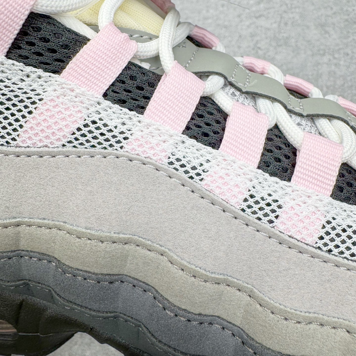 图片[15]-＃GX纯原 NK Air Max 95 复古减震气垫跑鞋 灰粉 HJ5996-001 经典重温 外单专供大厂出品 品质稳定 一百余色 终端操作 鞋款设计灵感源于人体构造 中底设计基于人体的脊柱构造 是整体设计的核心 尼龙孔眼代表了肋骨 而分层式面板和网眼象征着肌肉纤维和肉体组织 Air Max 95采用了两个独立的吹塑成型的Air-Sole单元 并首次在前掌使用可视化气垫设计 Swoosh logo夜当作一个 点符号放在了鞋子的后帮位置 20年的发展让 AIR MAX 95有了不同的故事 20年后再度面向世人的时候 焕然一新的面貌 让人有了另外一种清新脱俗的感觉 尺码：40 40.5 41 42 42.5 43 44 44.5 45 45.5 46 47.5 48.5-选品中心