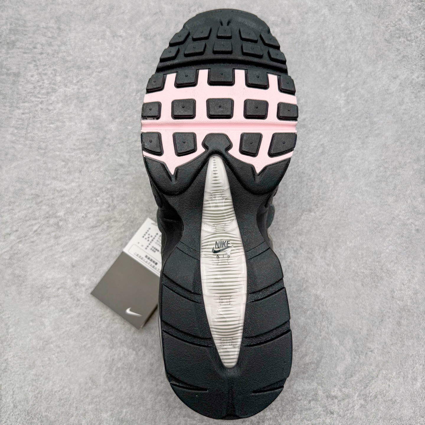 图片[9]-＃GX纯原 NK Air Max 95 复古减震气垫跑鞋 灰粉 HJ5996-001 经典重温 外单专供大厂出品 品质稳定 一百余色 终端操作 鞋款设计灵感源于人体构造 中底设计基于人体的脊柱构造 是整体设计的核心 尼龙孔眼代表了肋骨 而分层式面板和网眼象征着肌肉纤维和肉体组织 Air Max 95采用了两个独立的吹塑成型的Air-Sole单元 并首次在前掌使用可视化气垫设计 Swoosh logo夜当作一个 点符号放在了鞋子的后帮位置 20年的发展让 AIR MAX 95有了不同的故事 20年后再度面向世人的时候 焕然一新的面貌 让人有了另外一种清新脱俗的感觉 尺码：40 40.5 41 42 42.5 43 44 44.5 45 45.5 46 47.5 48.5-选品中心