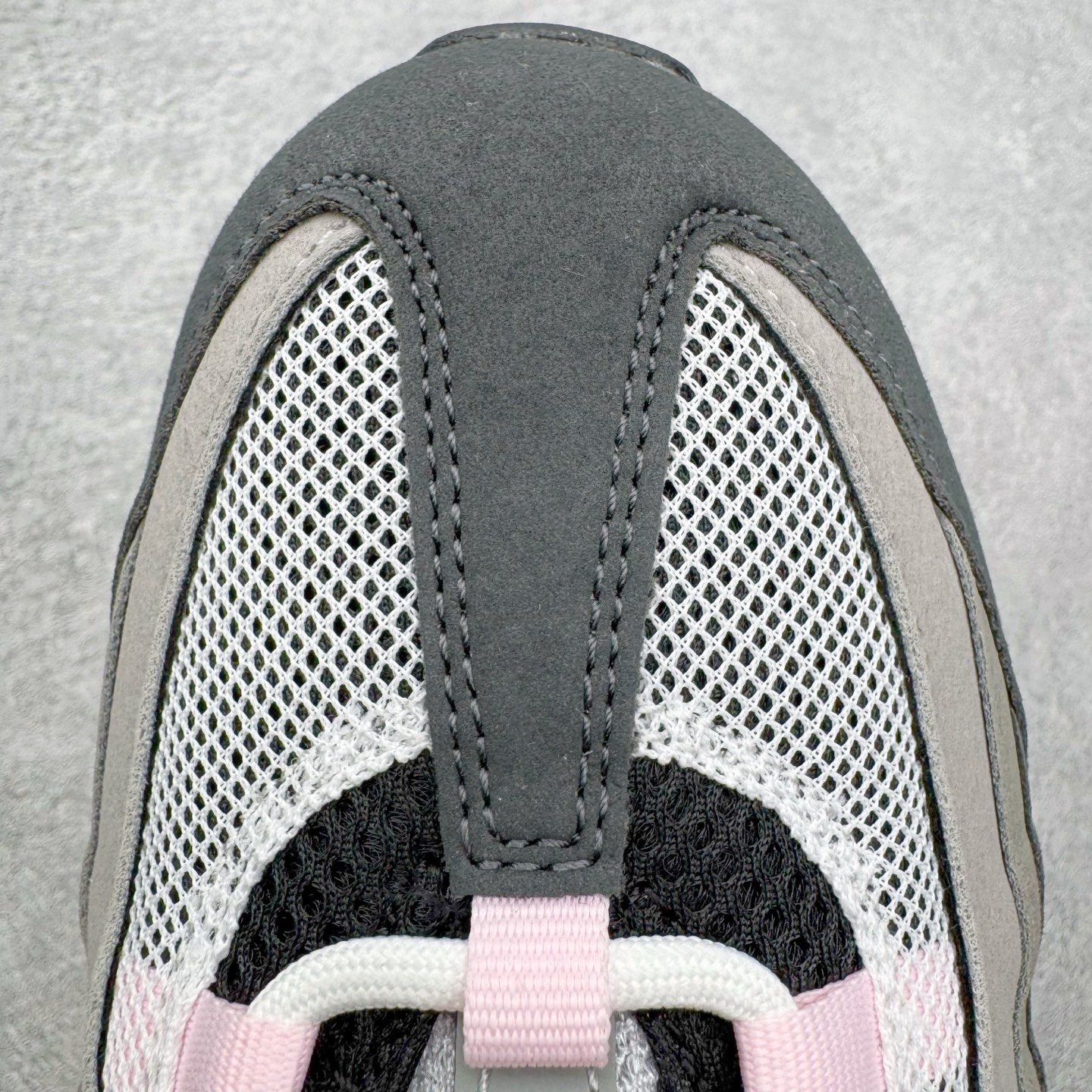 图片[14]-＃GX纯原 NK Air Max 95 复古减震气垫跑鞋 灰粉 HJ5996-001 经典重温 外单专供大厂出品 品质稳定 一百余色 终端操作 鞋款设计灵感源于人体构造 中底设计基于人体的脊柱构造 是整体设计的核心 尼龙孔眼代表了肋骨 而分层式面板和网眼象征着肌肉纤维和肉体组织 Air Max 95采用了两个独立的吹塑成型的Air-Sole单元 并首次在前掌使用可视化气垫设计 Swoosh logo夜当作一个 点符号放在了鞋子的后帮位置 20年的发展让 AIR MAX 95有了不同的故事 20年后再度面向世人的时候 焕然一新的面貌 让人有了另外一种清新脱俗的感觉 尺码：40 40.5 41 42 42.5 43 44 44.5 45 45.5 46 47.5 48.5-选品中心