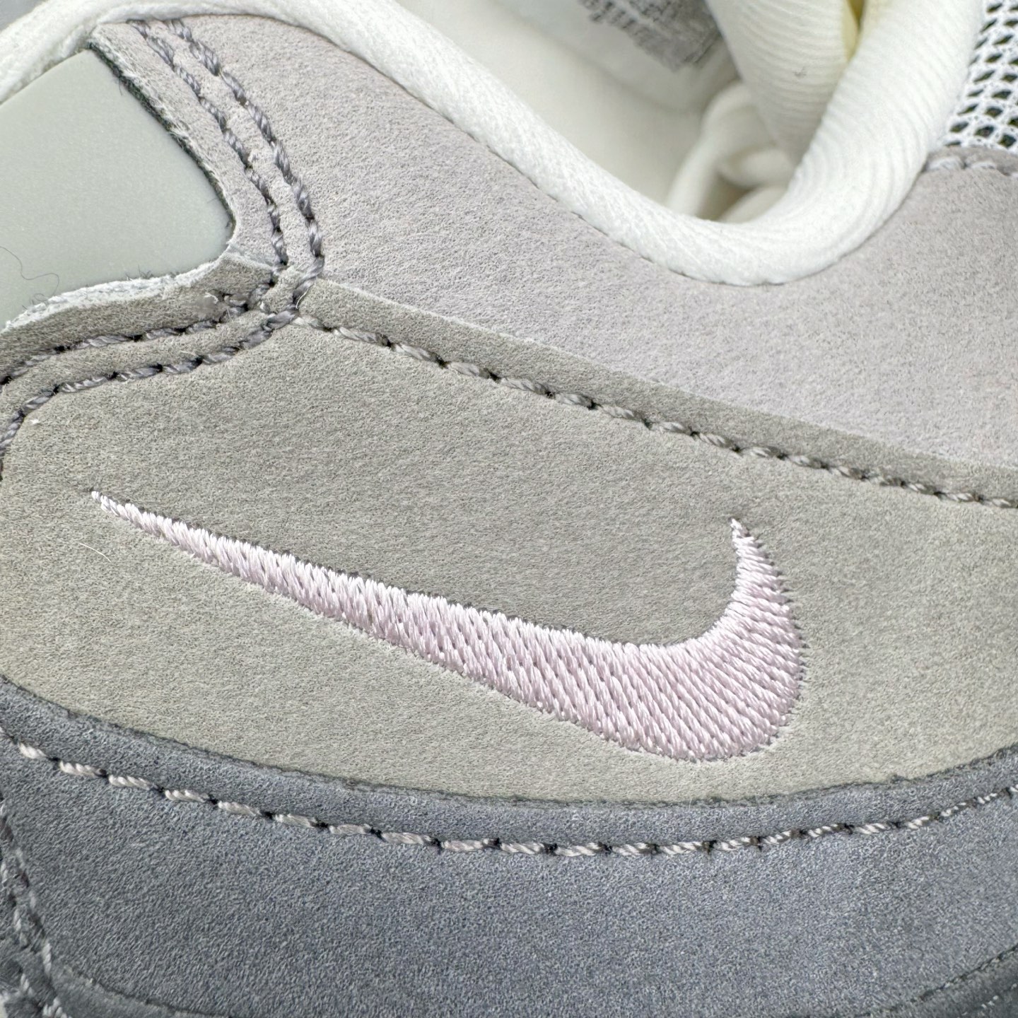 图片[17]-＃GX纯原 NK Air Max 95 复古减震气垫跑鞋 灰粉 HJ5996-001 经典重温 外单专供大厂出品 品质稳定 一百余色 终端操作 鞋款设计灵感源于人体构造 中底设计基于人体的脊柱构造 是整体设计的核心 尼龙孔眼代表了肋骨 而分层式面板和网眼象征着肌肉纤维和肉体组织 Air Max 95采用了两个独立的吹塑成型的Air-Sole单元 并首次在前掌使用可视化气垫设计 Swoosh logo夜当作一个 点符号放在了鞋子的后帮位置 20年的发展让 AIR MAX 95有了不同的故事 20年后再度面向世人的时候 焕然一新的面貌 让人有了另外一种清新脱俗的感觉 尺码：40 40.5 41 42 42.5 43 44 44.5 45 45.5 46 47.5 48.5-选品中心