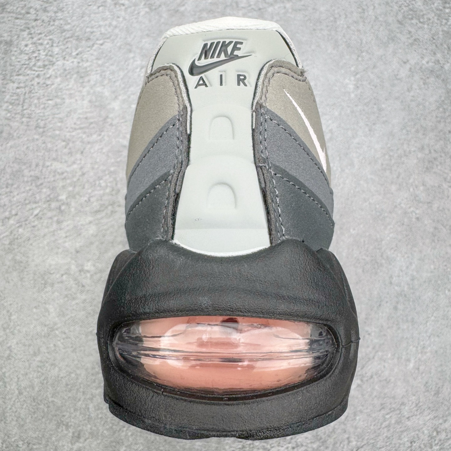 图片[8]-＃GX纯原 NK Air Max 95 复古减震气垫跑鞋 灰粉 HJ5996-001 经典重温 外单专供大厂出品 品质稳定 一百余色 终端操作 鞋款设计灵感源于人体构造 中底设计基于人体的脊柱构造 是整体设计的核心 尼龙孔眼代表了肋骨 而分层式面板和网眼象征着肌肉纤维和肉体组织 Air Max 95采用了两个独立的吹塑成型的Air-Sole单元 并首次在前掌使用可视化气垫设计 Swoosh logo夜当作一个 点符号放在了鞋子的后帮位置 20年的发展让 AIR MAX 95有了不同的故事 20年后再度面向世人的时候 焕然一新的面貌 让人有了另外一种清新脱俗的感觉 尺码：40 40.5 41 42 42.5 43 44 44.5 45 45.5 46 47.5 48.5-选品中心