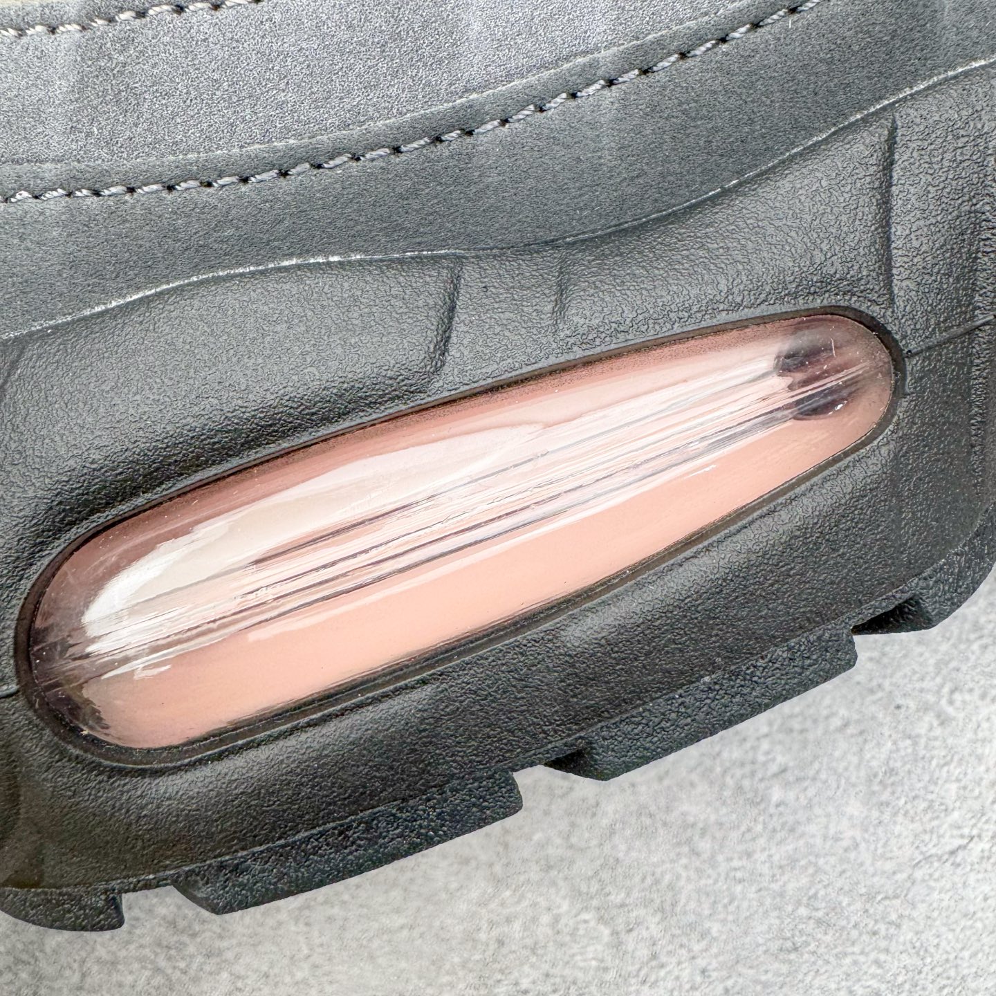 图片[18]-＃GX纯原 NK Air Max 95 复古减震气垫跑鞋 灰粉 HJ5996-001 经典重温 外单专供大厂出品 品质稳定 一百余色 终端操作 鞋款设计灵感源于人体构造 中底设计基于人体的脊柱构造 是整体设计的核心 尼龙孔眼代表了肋骨 而分层式面板和网眼象征着肌肉纤维和肉体组织 Air Max 95采用了两个独立的吹塑成型的Air-Sole单元 并首次在前掌使用可视化气垫设计 Swoosh logo夜当作一个 点符号放在了鞋子的后帮位置 20年的发展让 AIR MAX 95有了不同的故事 20年后再度面向世人的时候 焕然一新的面貌 让人有了另外一种清新脱俗的感觉 尺码：40 40.5 41 42 42.5 43 44 44.5 45 45.5 46 47.5 48.5-选品中心