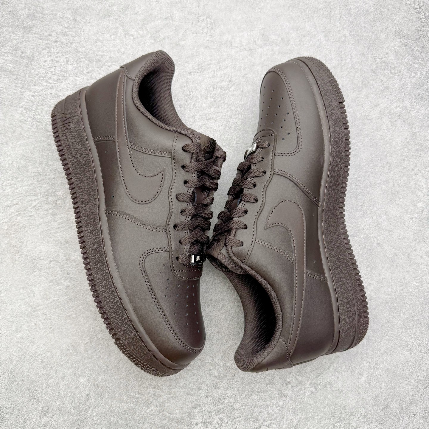 图片[3]-＃GX NK Air Force 1 Low \’07 空军一号低帮经典板鞋 深棕色 IH1698-200 经典老鞋 完美复刻 不规则波浪大底咬花 全鞋电脑针车 工整有序 视觉效果满分 原厂拉帮手法 标准四线 密度针距针孔大小控制到位 原装反口里网布海绵 正确卡色网眼大小 新版鞋撑改用纸团代替 原厂港宝加持完美还原灵魂版型 原盒原配从里到外百分百还原 原厂全头层原厂皮料 原标原盒 内置Sole气垫 中底白色背胶 中底划线 已经无限的接近公司 原厂楦头 原厂刺绣 后跟弧度修正 独家私模最大开发到48.5 尺码：35.5 36 37.5 38 38.5 39 40 40.5 41 42 42.5 43 44 44.5 45 46 47.5 48.5-选品中心