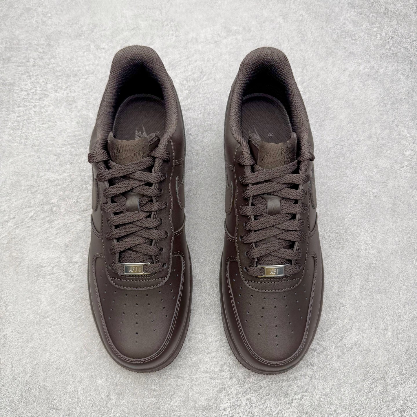 图片[2]-＃GX NK Air Force 1 Low \’07 空军一号低帮经典板鞋 深棕色 IH1698-200 经典老鞋 完美复刻 不规则波浪大底咬花 全鞋电脑针车 工整有序 视觉效果满分 原厂拉帮手法 标准四线 密度针距针孔大小控制到位 原装反口里网布海绵 正确卡色网眼大小 新版鞋撑改用纸团代替 原厂港宝加持完美还原灵魂版型 原盒原配从里到外百分百还原 原厂全头层原厂皮料 原标原盒 内置Sole气垫 中底白色背胶 中底划线 已经无限的接近公司 原厂楦头 原厂刺绣 后跟弧度修正 独家私模最大开发到48.5 尺码：35.5 36 37.5 38 38.5 39 40 40.5 41 42 42.5 43 44 44.5 45 46 47.5 48.5-选品中心