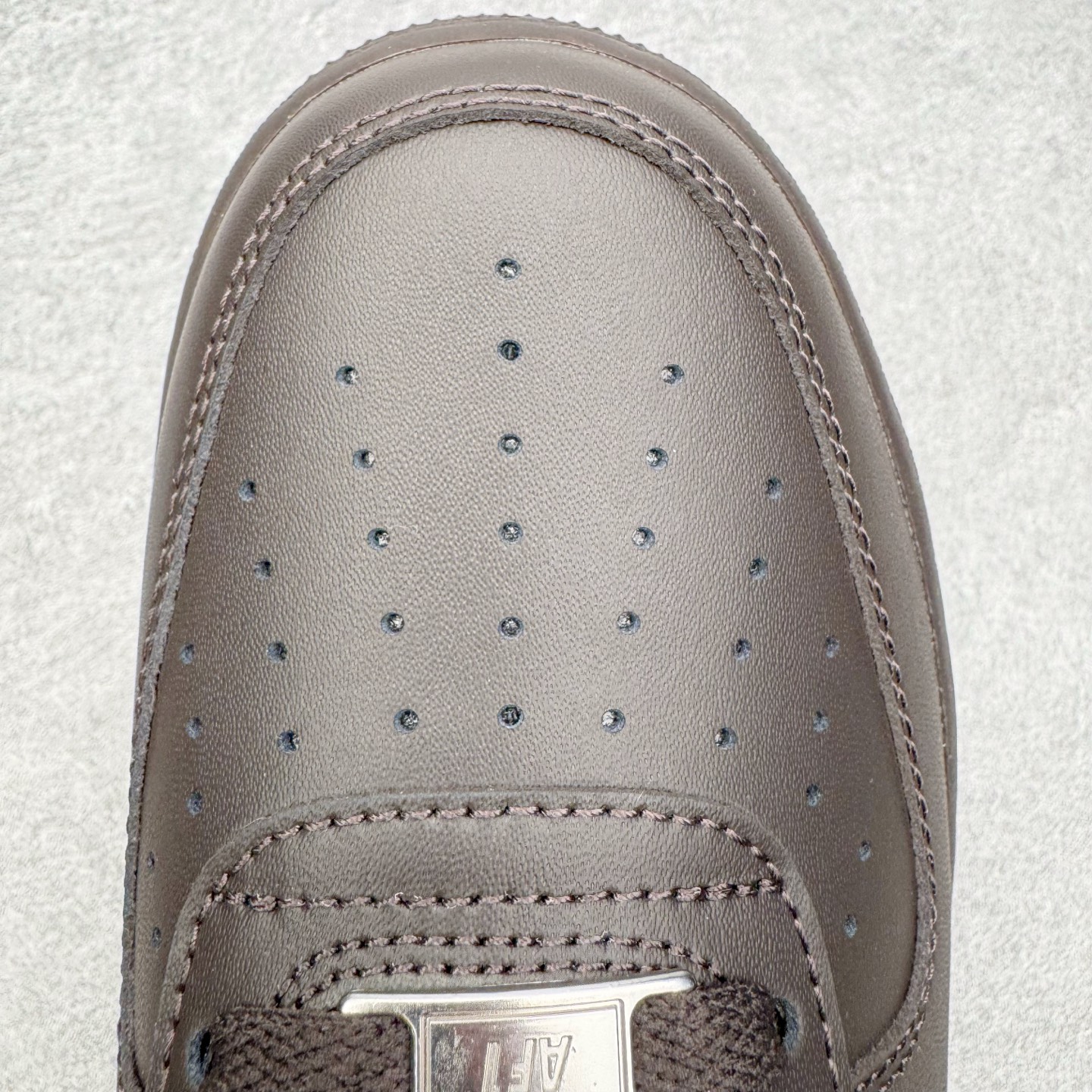 图片[20]-＃GX NK Air Force 1 Low \’07 空军一号低帮经典板鞋 深棕色 IH1698-200 经典老鞋 完美复刻 不规则波浪大底咬花 全鞋电脑针车 工整有序 视觉效果满分 原厂拉帮手法 标准四线 密度针距针孔大小控制到位 原装反口里网布海绵 正确卡色网眼大小 新版鞋撑改用纸团代替 原厂港宝加持完美还原灵魂版型 原盒原配从里到外百分百还原 原厂全头层原厂皮料 原标原盒 内置Sole气垫 中底白色背胶 中底划线 已经无限的接近公司 原厂楦头 原厂刺绣 后跟弧度修正 独家私模最大开发到48.5 尺码：35.5 36 37.5 38 38.5 39 40 40.5 41 42 42.5 43 44 44.5 45 46 47.5 48.5-选品中心