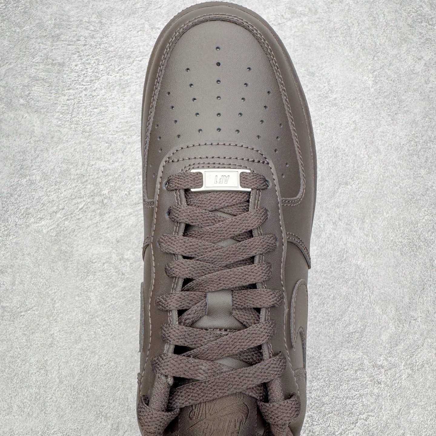 图片[4]-＃GX NK Air Force 1 Low \’07 空军一号低帮经典板鞋 深棕色 IH1698-200 经典老鞋 完美复刻 不规则波浪大底咬花 全鞋电脑针车 工整有序 视觉效果满分 原厂拉帮手法 标准四线 密度针距针孔大小控制到位 原装反口里网布海绵 正确卡色网眼大小 新版鞋撑改用纸团代替 原厂港宝加持完美还原灵魂版型 原盒原配从里到外百分百还原 原厂全头层原厂皮料 原标原盒 内置Sole气垫 中底白色背胶 中底划线 已经无限的接近公司 原厂楦头 原厂刺绣 后跟弧度修正 独家私模最大开发到48.5 尺码：35.5 36 37.5 38 38.5 39 40 40.5 41 42 42.5 43 44 44.5 45 46 47.5 48.5-选品中心