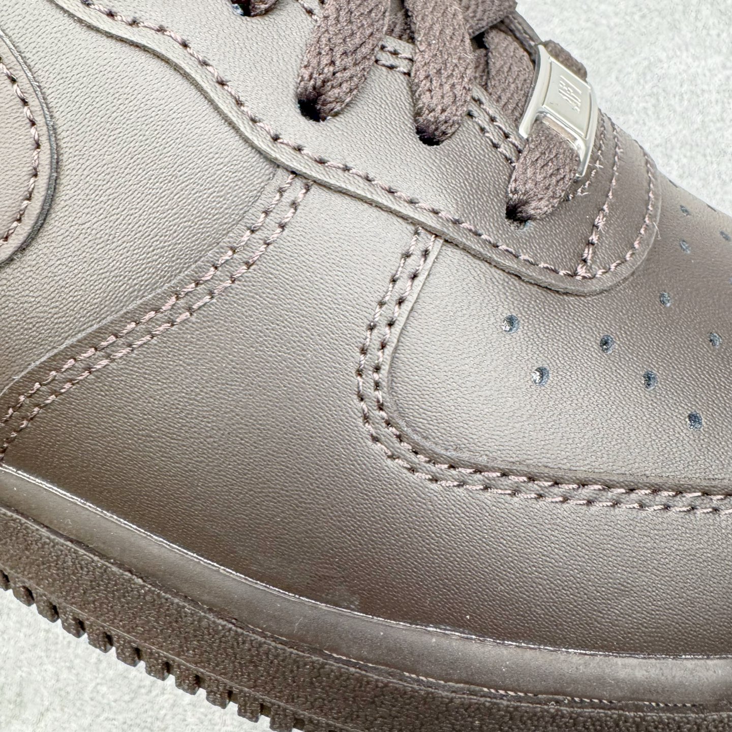 图片[16]-＃GX NK Air Force 1 Low \’07 空军一号低帮经典板鞋 深棕色 IH1698-200 经典老鞋 完美复刻 不规则波浪大底咬花 全鞋电脑针车 工整有序 视觉效果满分 原厂拉帮手法 标准四线 密度针距针孔大小控制到位 原装反口里网布海绵 正确卡色网眼大小 新版鞋撑改用纸团代替 原厂港宝加持完美还原灵魂版型 原盒原配从里到外百分百还原 原厂全头层原厂皮料 原标原盒 内置Sole气垫 中底白色背胶 中底划线 已经无限的接近公司 原厂楦头 原厂刺绣 后跟弧度修正 独家私模最大开发到48.5 尺码：35.5 36 37.5 38 38.5 39 40 40.5 41 42 42.5 43 44 44.5 45 46 47.5 48.5-选品中心