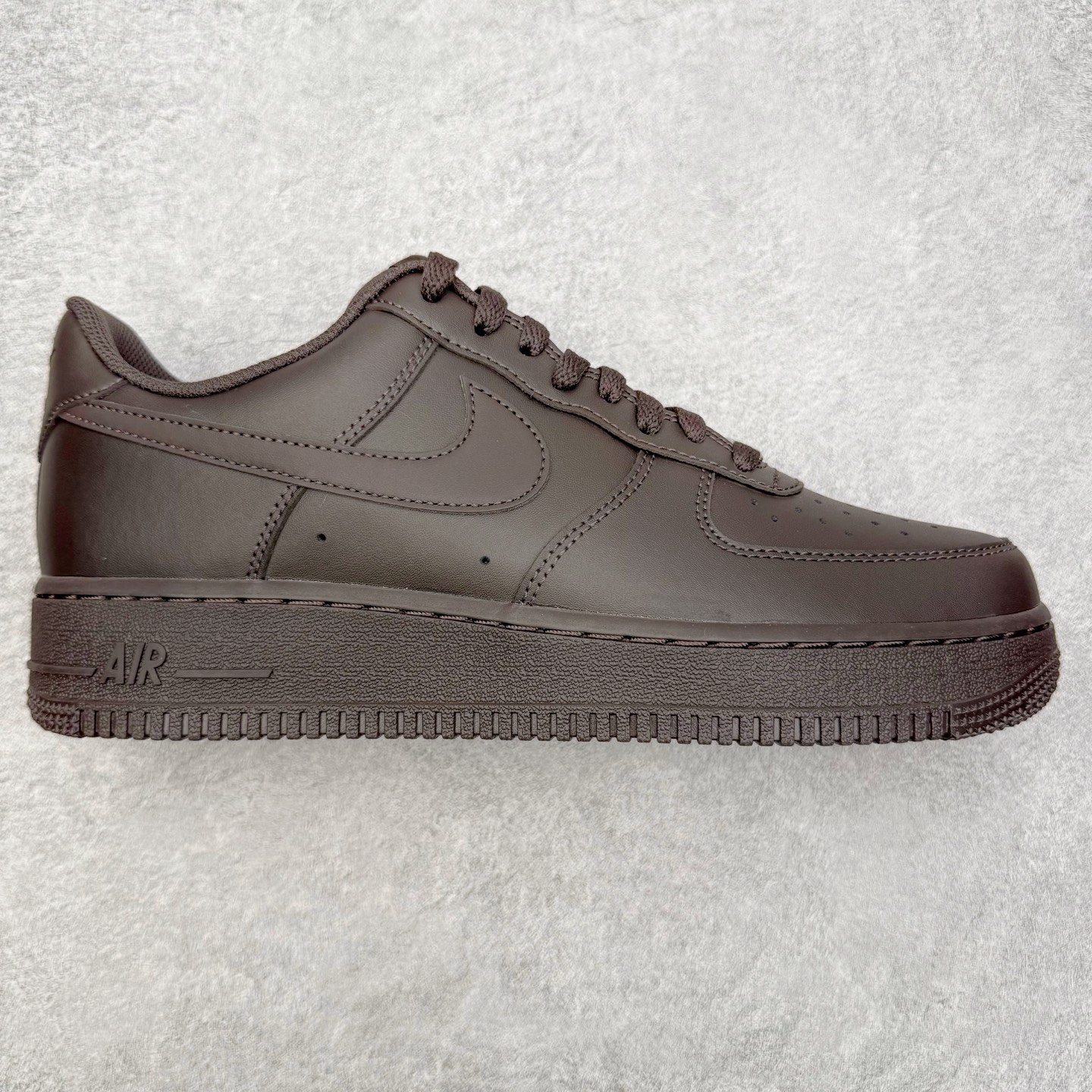 ＃GX NK Air Force 1 Low \'07 空军一号低帮经典板鞋 深棕色 IH1698-200 经典老鞋 完美复刻 不规则波浪大底咬花 全鞋电脑针车 工整有序 视觉效果满分 原厂拉帮手法 标准四线 密度针距针孔大小控制到位 原装反口里网布海绵 正确卡色网眼大小 新版鞋撑改用纸团代替 原厂港宝加持完美还原灵魂版型 原盒原配从里到外百分百还原 原厂全头层原厂皮料 原标原盒 内置Sole气垫 中底白色背胶 中底划线 已经无限的接近公司 原厂楦头 原厂刺绣 后跟弧度修正 独家私模最大开发到48.5 尺码：35.5 36 37.5 38 38.5 39 40 40.5 41 42 42.5 43 44 44.5 45 46 47.5 48.5-选品中心