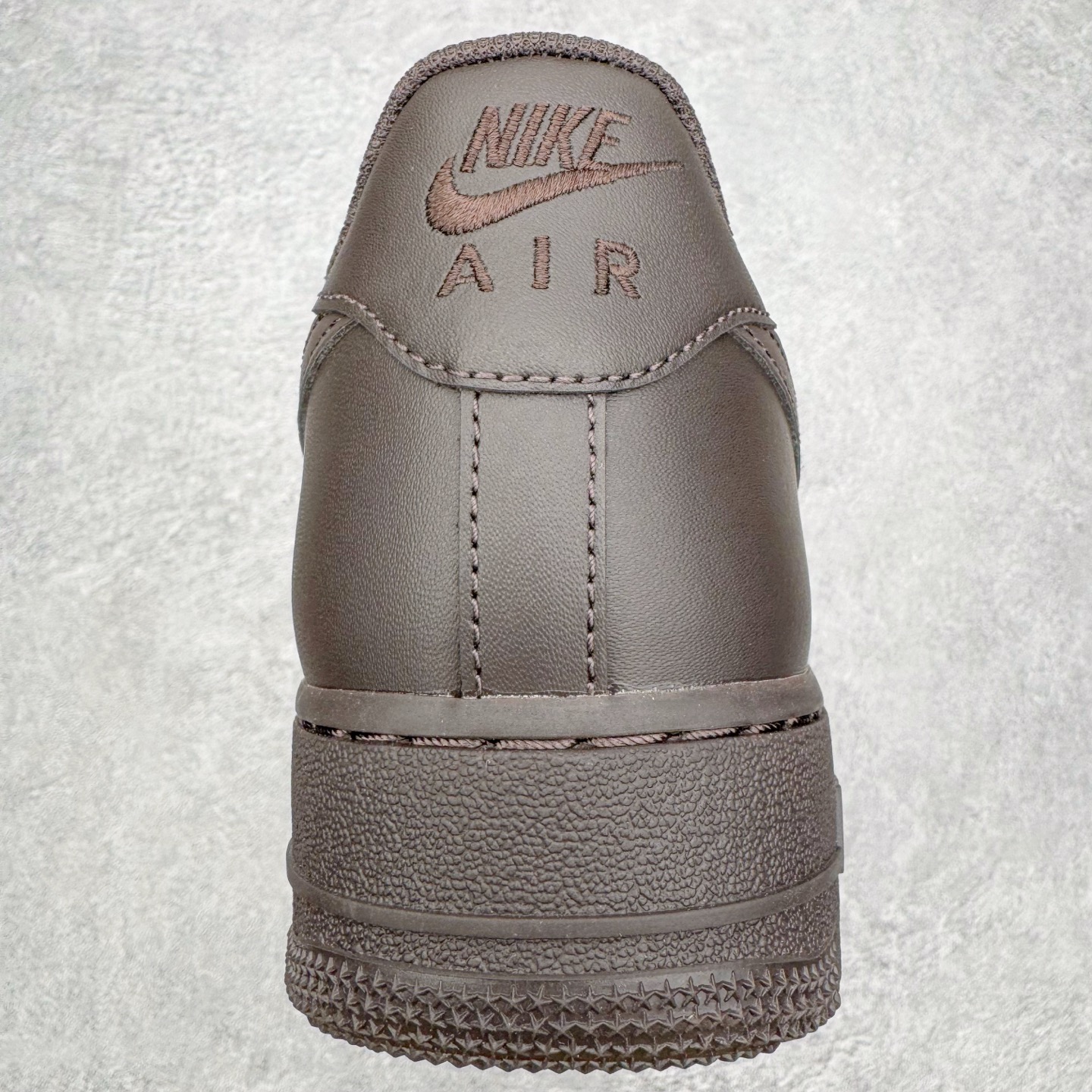 图片[8]-＃GX NK Air Force 1 Low \’07 空军一号低帮经典板鞋 深棕色 IH1698-200 经典老鞋 完美复刻 不规则波浪大底咬花 全鞋电脑针车 工整有序 视觉效果满分 原厂拉帮手法 标准四线 密度针距针孔大小控制到位 原装反口里网布海绵 正确卡色网眼大小 新版鞋撑改用纸团代替 原厂港宝加持完美还原灵魂版型 原盒原配从里到外百分百还原 原厂全头层原厂皮料 原标原盒 内置Sole气垫 中底白色背胶 中底划线 已经无限的接近公司 原厂楦头 原厂刺绣 后跟弧度修正 独家私模最大开发到48.5 尺码：35.5 36 37.5 38 38.5 39 40 40.5 41 42 42.5 43 44 44.5 45 46 47.5 48.5-选品中心