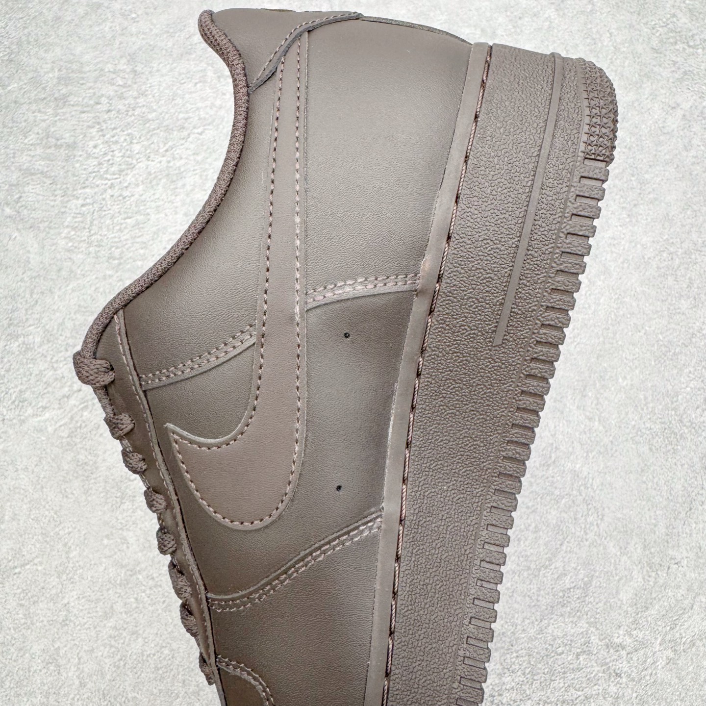 图片[7]-＃GX NK Air Force 1 Low \’07 空军一号低帮经典板鞋 深棕色 IH1698-200 经典老鞋 完美复刻 不规则波浪大底咬花 全鞋电脑针车 工整有序 视觉效果满分 原厂拉帮手法 标准四线 密度针距针孔大小控制到位 原装反口里网布海绵 正确卡色网眼大小 新版鞋撑改用纸团代替 原厂港宝加持完美还原灵魂版型 原盒原配从里到外百分百还原 原厂全头层原厂皮料 原标原盒 内置Sole气垫 中底白色背胶 中底划线 已经无限的接近公司 原厂楦头 原厂刺绣 后跟弧度修正 独家私模最大开发到48.5 尺码：35.5 36 37.5 38 38.5 39 40 40.5 41 42 42.5 43 44 44.5 45 46 47.5 48.5-选品中心