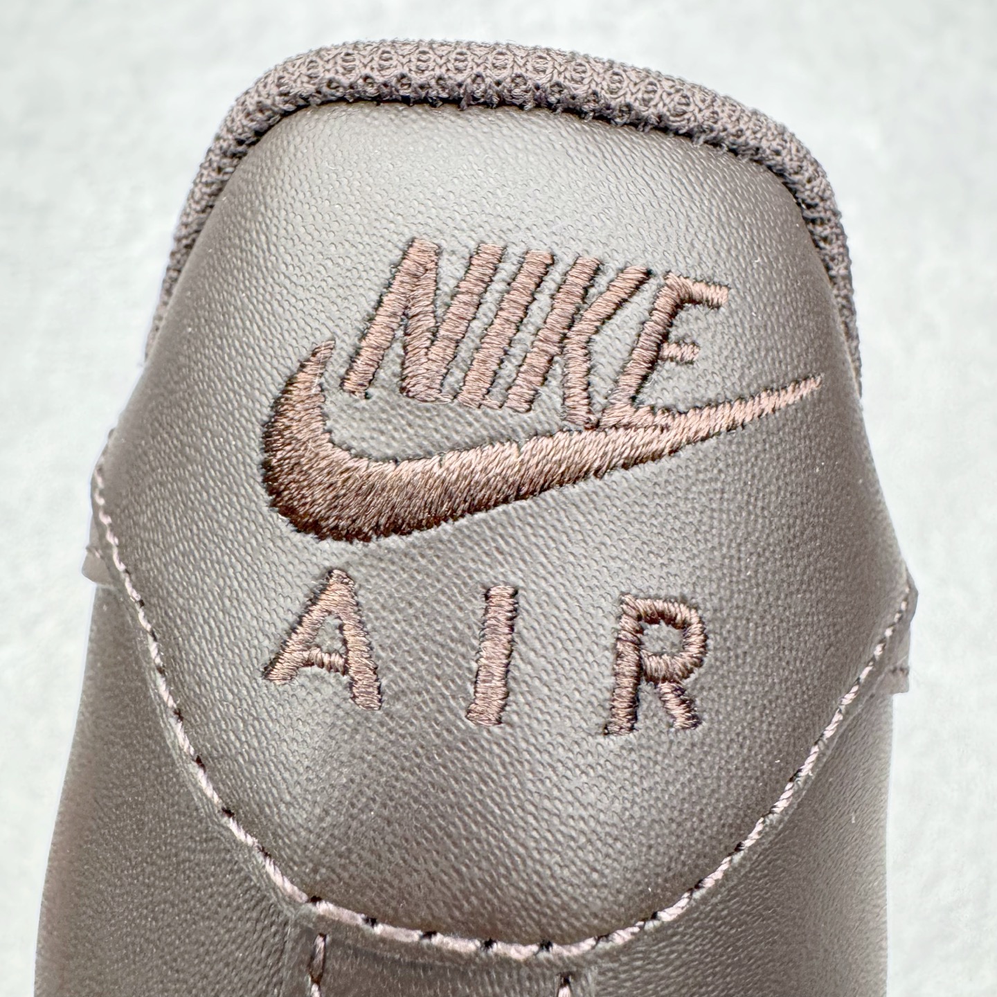 图片[14]-＃GX NK Air Force 1 Low \’07 空军一号低帮经典板鞋 深棕色 IH1698-200 经典老鞋 完美复刻 不规则波浪大底咬花 全鞋电脑针车 工整有序 视觉效果满分 原厂拉帮手法 标准四线 密度针距针孔大小控制到位 原装反口里网布海绵 正确卡色网眼大小 新版鞋撑改用纸团代替 原厂港宝加持完美还原灵魂版型 原盒原配从里到外百分百还原 原厂全头层原厂皮料 原标原盒 内置Sole气垫 中底白色背胶 中底划线 已经无限的接近公司 原厂楦头 原厂刺绣 后跟弧度修正 独家私模最大开发到48.5 尺码：35.5 36 37.5 38 38.5 39 40 40.5 41 42 42.5 43 44 44.5 45 46 47.5 48.5-选品中心