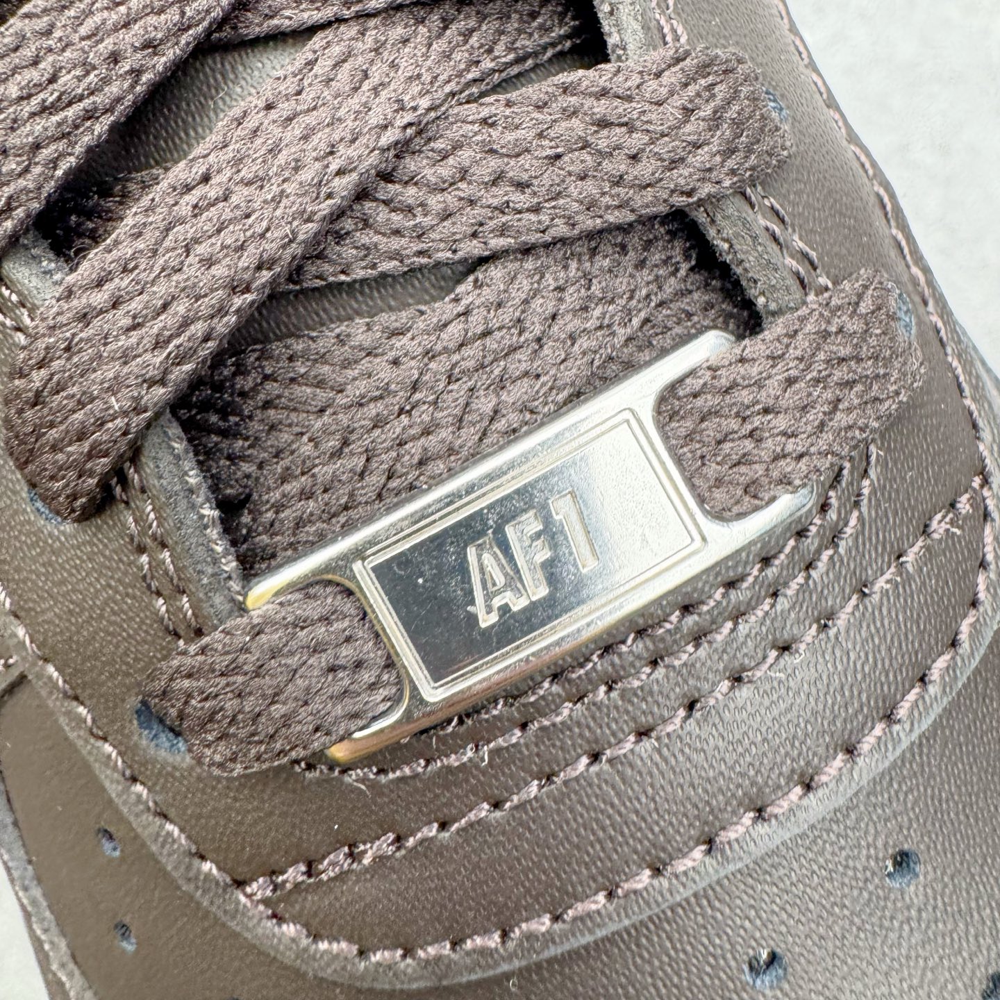 图片[19]-＃GX NK Air Force 1 Low \’07 空军一号低帮经典板鞋 深棕色 IH1698-200 经典老鞋 完美复刻 不规则波浪大底咬花 全鞋电脑针车 工整有序 视觉效果满分 原厂拉帮手法 标准四线 密度针距针孔大小控制到位 原装反口里网布海绵 正确卡色网眼大小 新版鞋撑改用纸团代替 原厂港宝加持完美还原灵魂版型 原盒原配从里到外百分百还原 原厂全头层原厂皮料 原标原盒 内置Sole气垫 中底白色背胶 中底划线 已经无限的接近公司 原厂楦头 原厂刺绣 后跟弧度修正 独家私模最大开发到48.5 尺码：35.5 36 37.5 38 38.5 39 40 40.5 41 42 42.5 43 44 44.5 45 46 47.5 48.5-选品中心