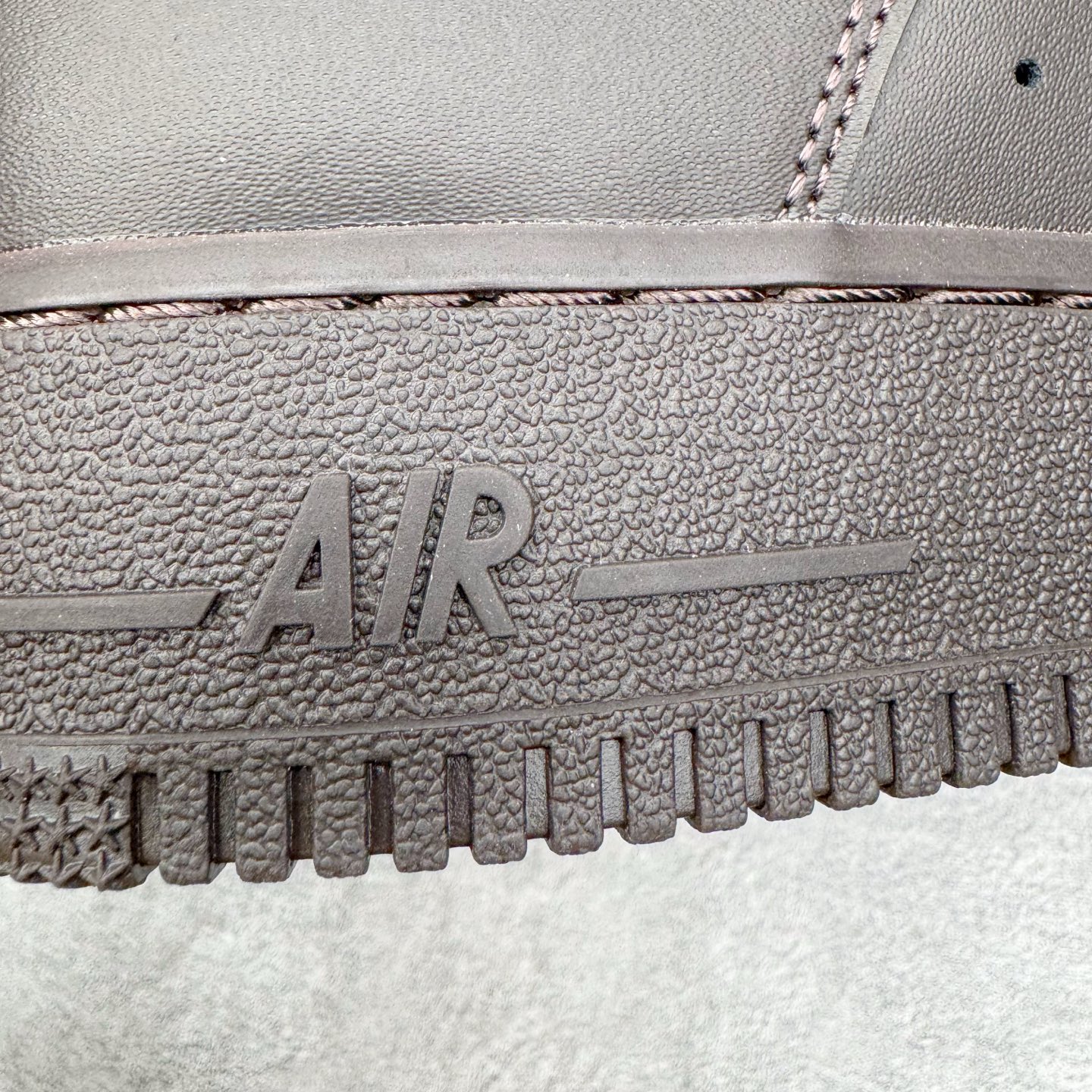 图片[15]-＃GX NK Air Force 1 Low \’07 空军一号低帮经典板鞋 深棕色 IH1698-200 经典老鞋 完美复刻 不规则波浪大底咬花 全鞋电脑针车 工整有序 视觉效果满分 原厂拉帮手法 标准四线 密度针距针孔大小控制到位 原装反口里网布海绵 正确卡色网眼大小 新版鞋撑改用纸团代替 原厂港宝加持完美还原灵魂版型 原盒原配从里到外百分百还原 原厂全头层原厂皮料 原标原盒 内置Sole气垫 中底白色背胶 中底划线 已经无限的接近公司 原厂楦头 原厂刺绣 后跟弧度修正 独家私模最大开发到48.5 尺码：35.5 36 37.5 38 38.5 39 40 40.5 41 42 42.5 43 44 44.5 45 46 47.5 48.5-选品中心